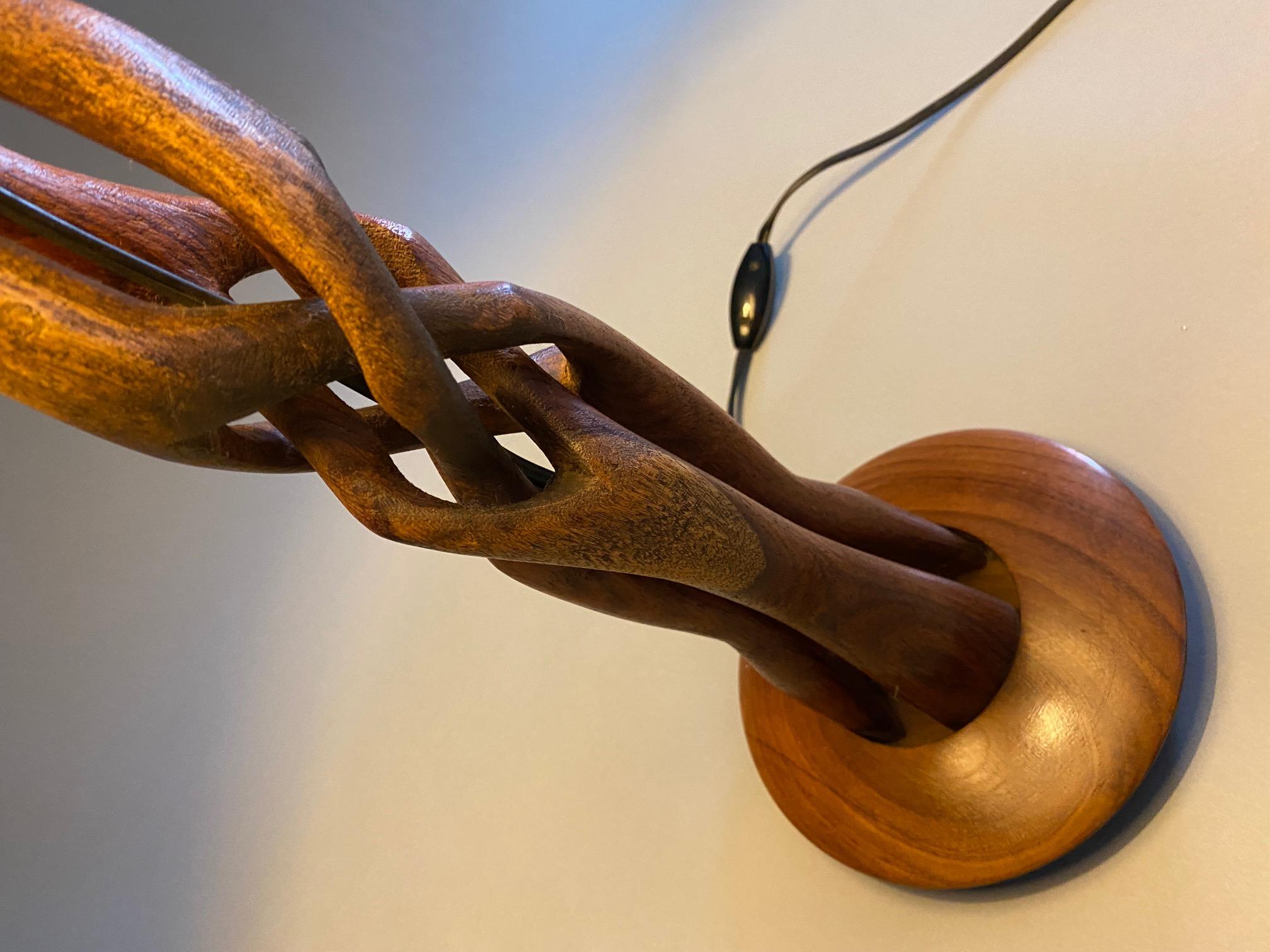 Dänische handgeschnitzte skulpturale Holz-Tischlampe, Mid-Century Modern 1