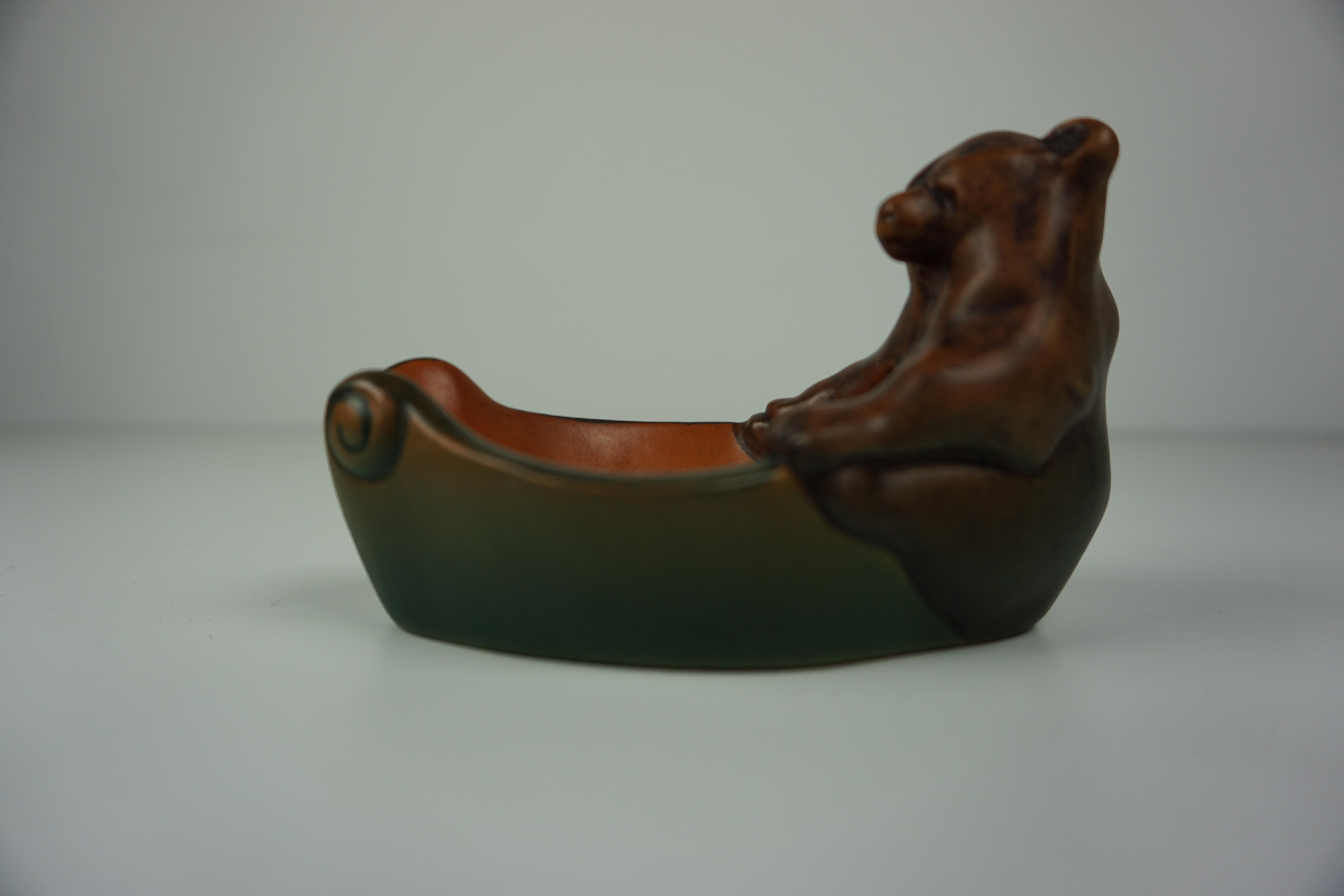 Danish hand-crafted art nouveau ash tray / bowl by D. Boolsen for P. Ipsens Enke in 1927.

The art nuveau ash tray / pibeholder / bowl feature a well made lively small brown bear and is in excellent condition.

Ipsens Enke (1843 - 1955) was a very