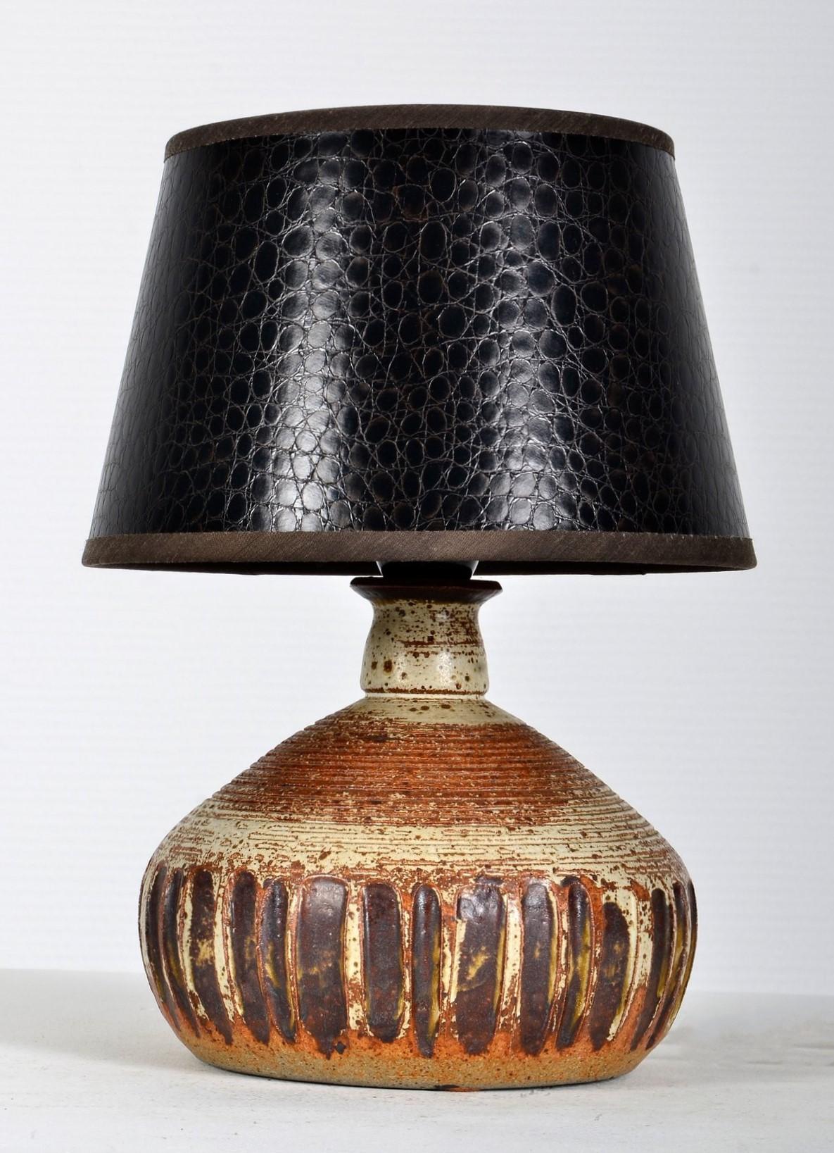 A pretty hand-crafted ceramic table lamp of the mid-century era, Denmark, 1960s. The ceramic base made of 