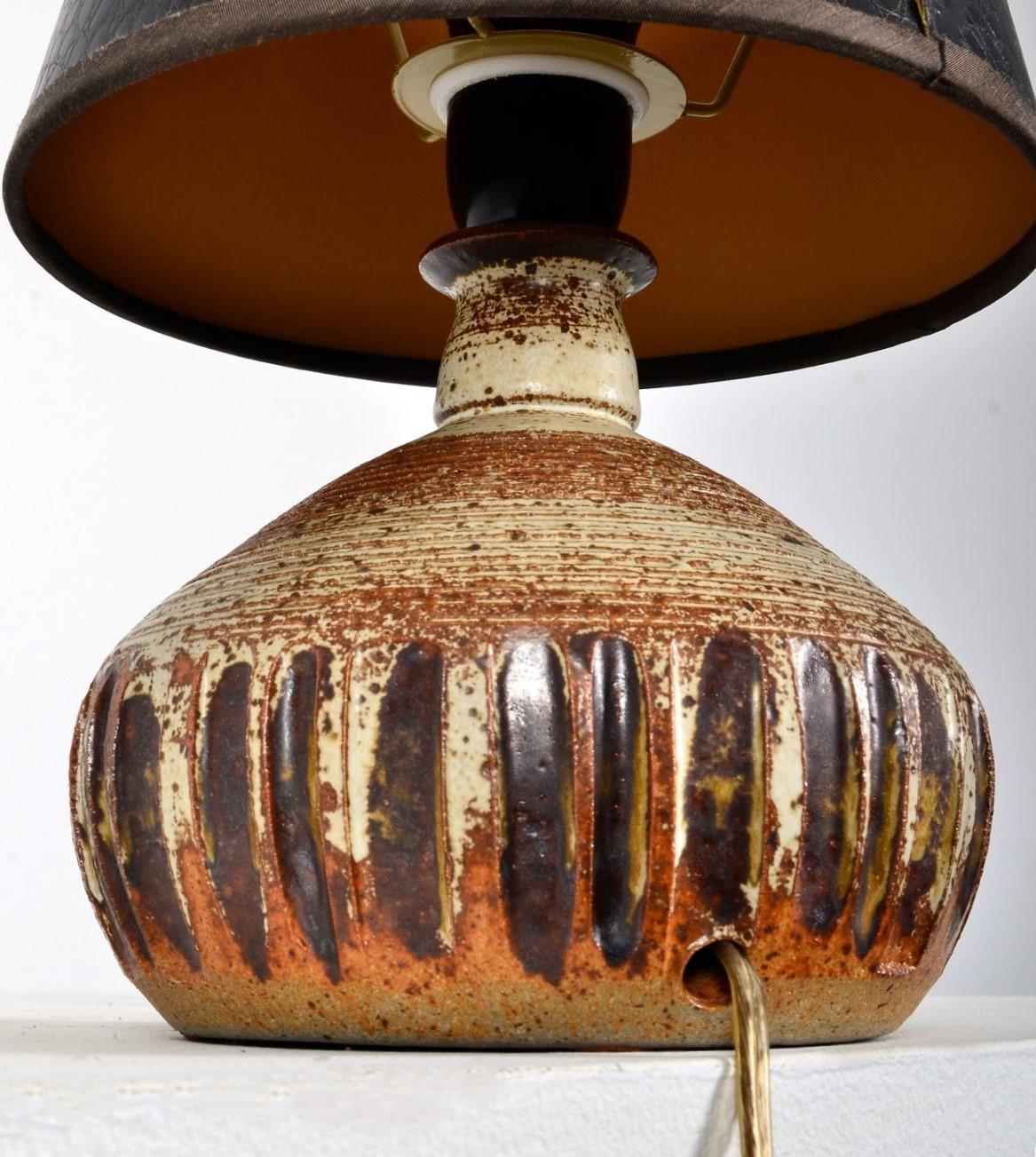 Lampe de table danoise en céramique fabriquée à la main, Danemark, années 1960 Bon état - En vente à Frankfurt am Main, DE