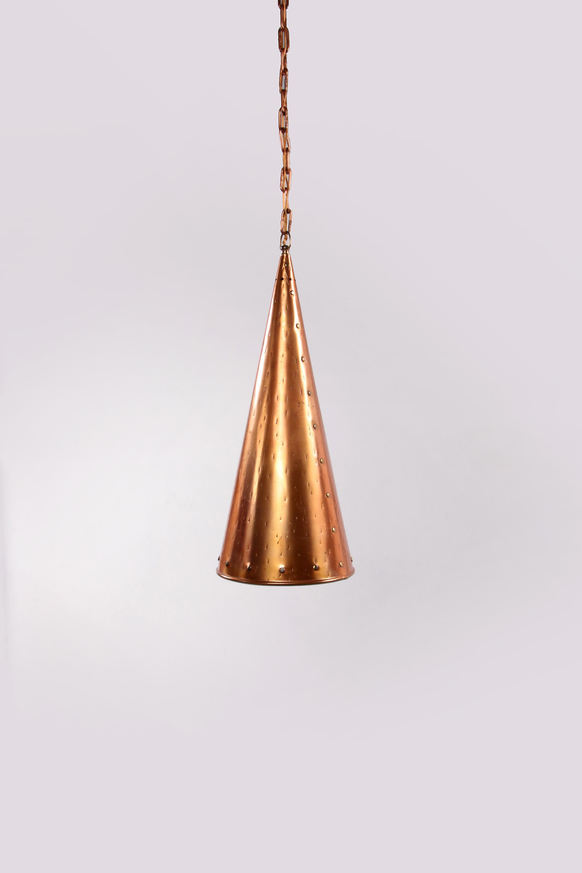 Danish hand-hammered copper hanging lamp by E.S Horn Aalestrup, 1950s


Danish hanging lamp, this lamp is hand-hammered copper by E.S Horn Aalestrup. Hand-beaten copper gives a handicraft to the hanging lamp. The cable is ''hidden'' in the metal