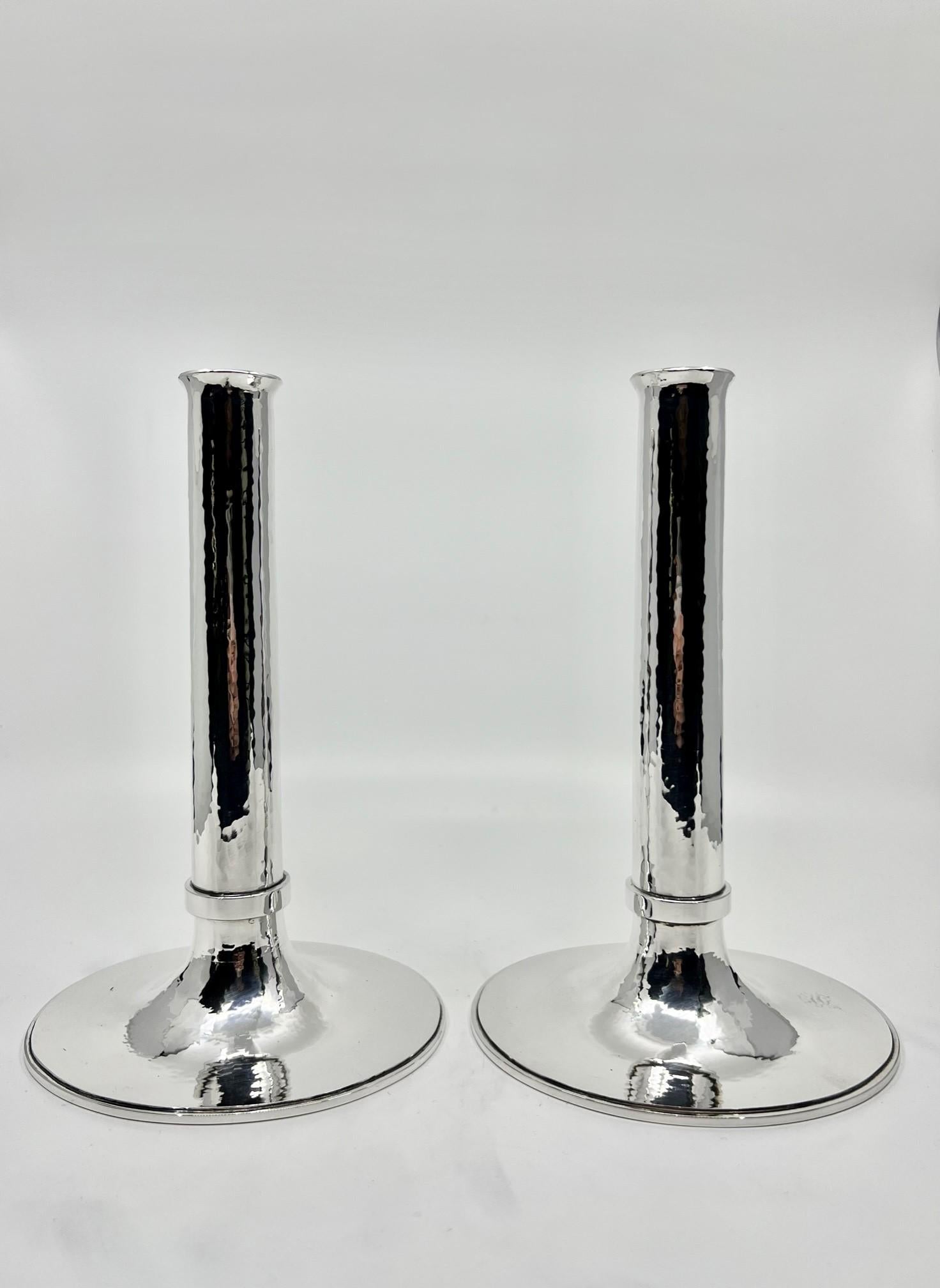 Ein Paar neuer handgefertigter Kerzenhalter aus Sterlingsilber, entworfen und hergestellt von Greg Pepin Silver und dem zeitgenössischen Kopenhagener Silberschmied Manuel Sjodahl Andersen. Im Gegensatz zu gefüllten Kerzenhaltern sind diese hohl und