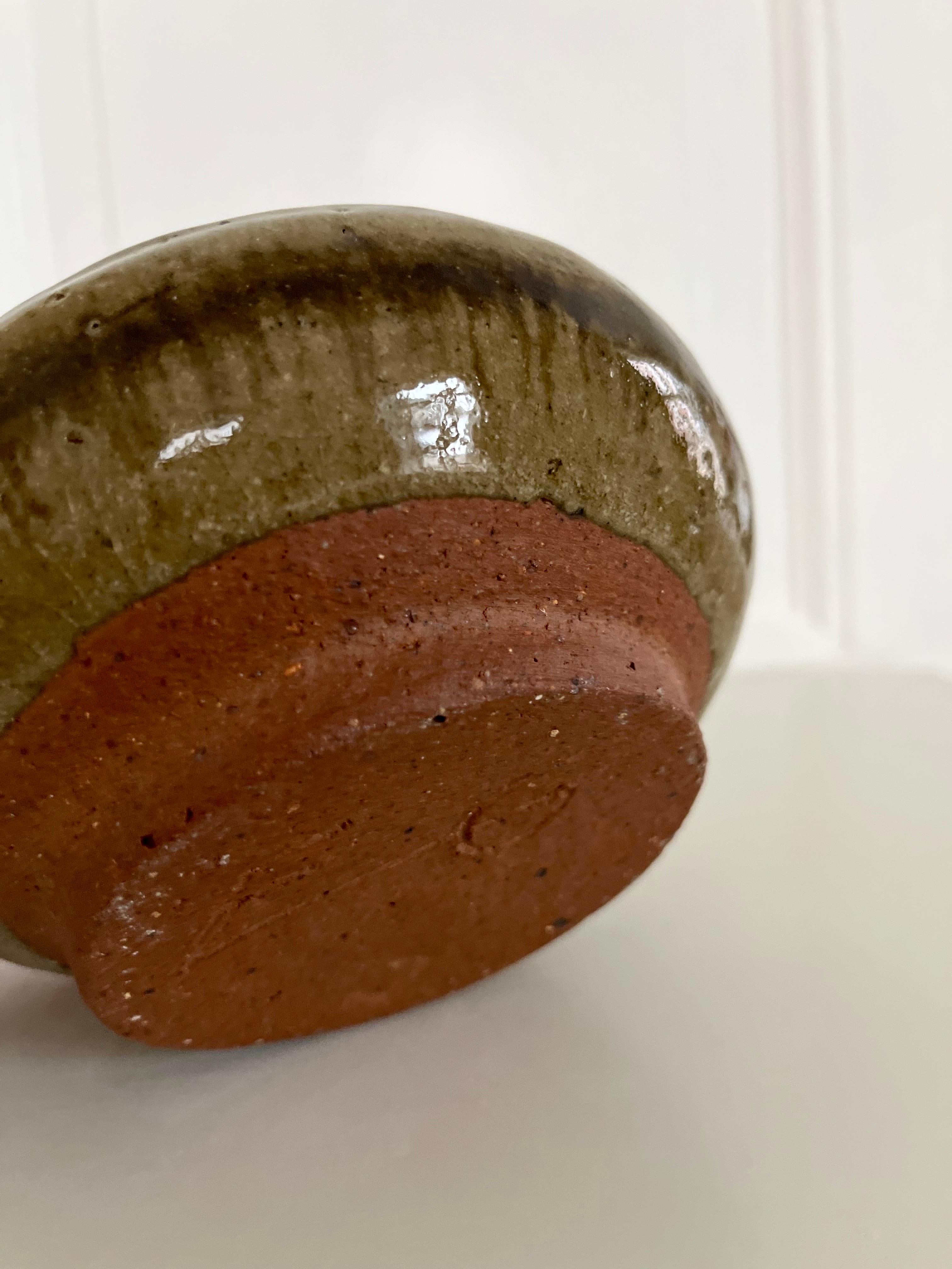 Jarrón redondo de cerámica danesa hecha a mano, forma orgánica, esmalte de lava, años 60 en Bueno estado para la venta en Frederiksberg C, DK