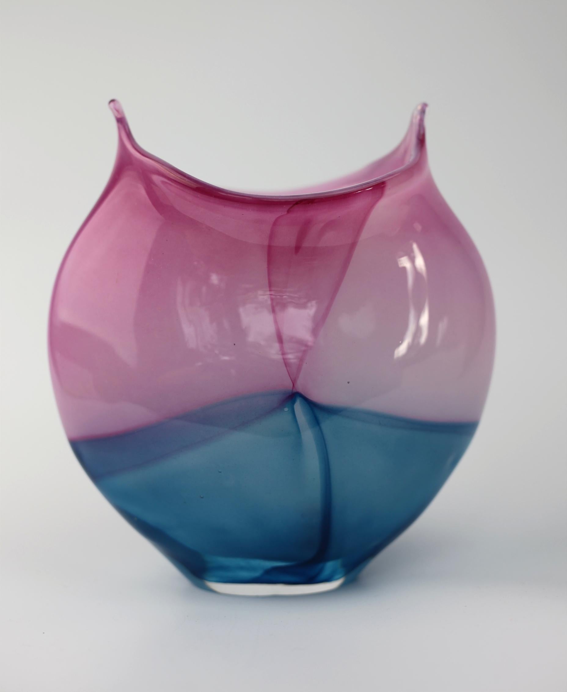 Wunderschöne Cumulus-Vase aus Kunstglas. 

Die Vase hat leuchtende und lebendige Farben, hergestellt in der berühmten dänischen Glasfabrik Holmegaard vom dänischen Künstler Per Rene Larsen.