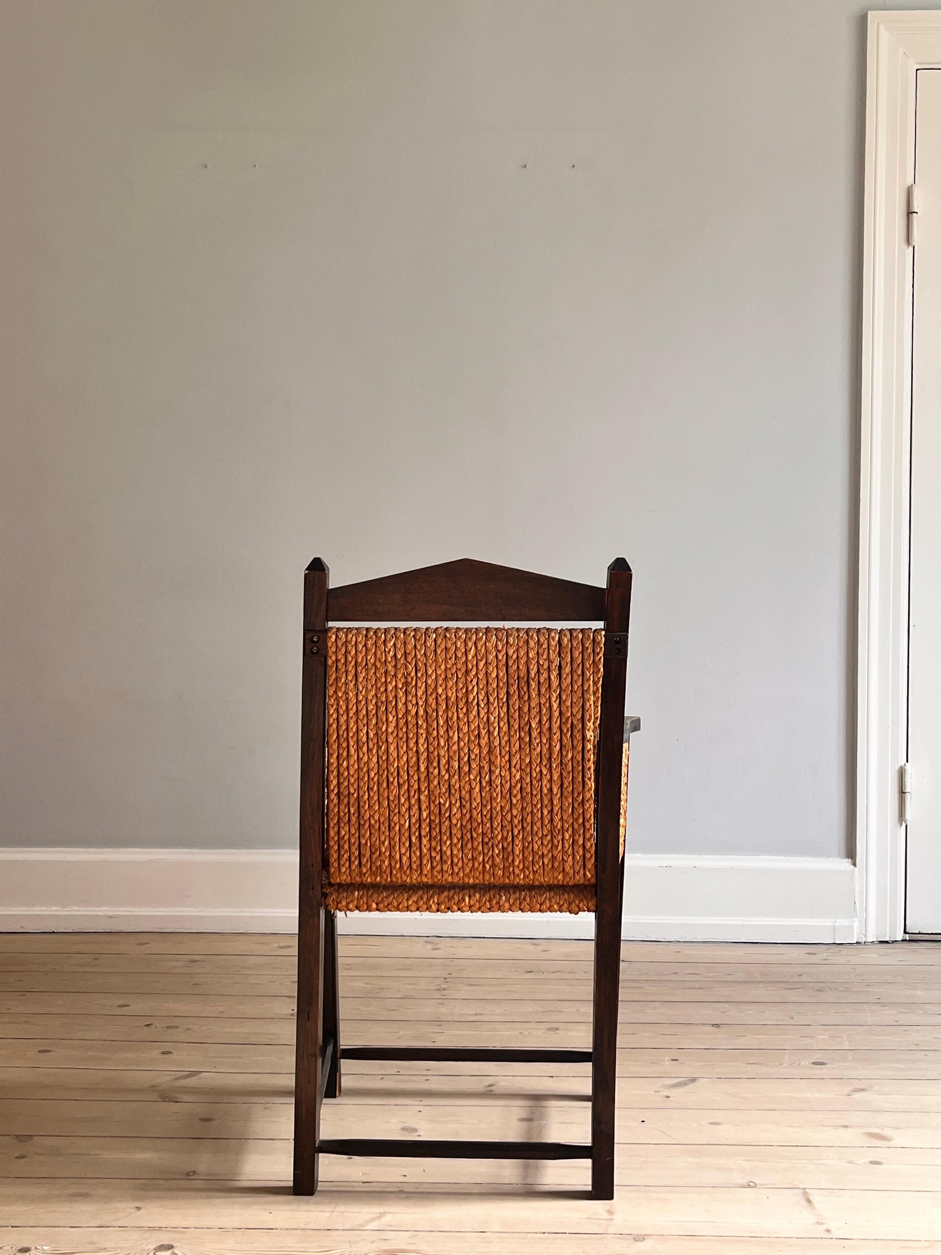 Stile provenzale Poltrona danese in corda di Wicker Rattan intrecciato a mano in faggio tinto, anni '60 in vendita