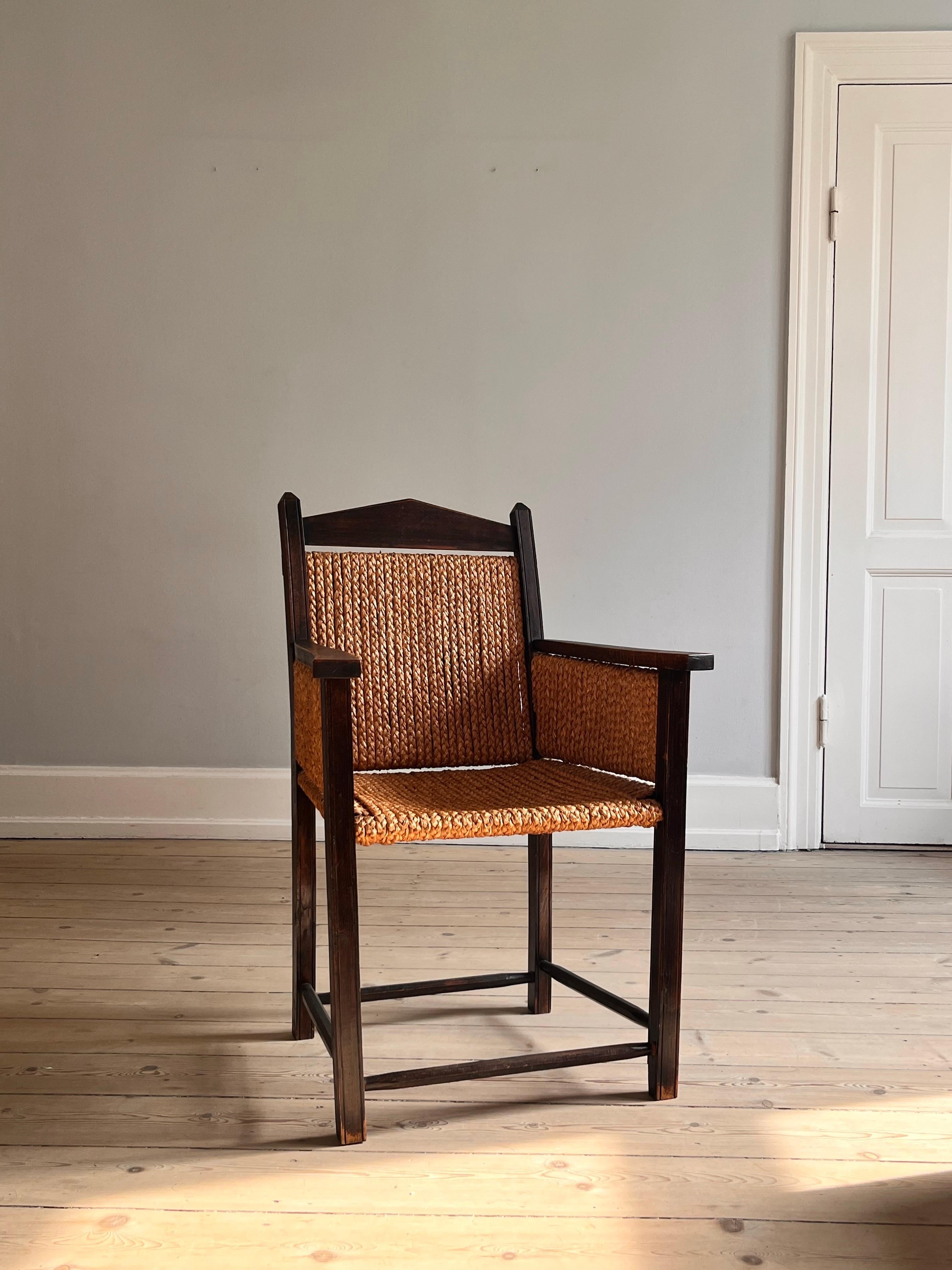 Tessuto a mano Poltrona danese in corda di Wicker Rattan intrecciato a mano in faggio tinto, anni '60 in vendita