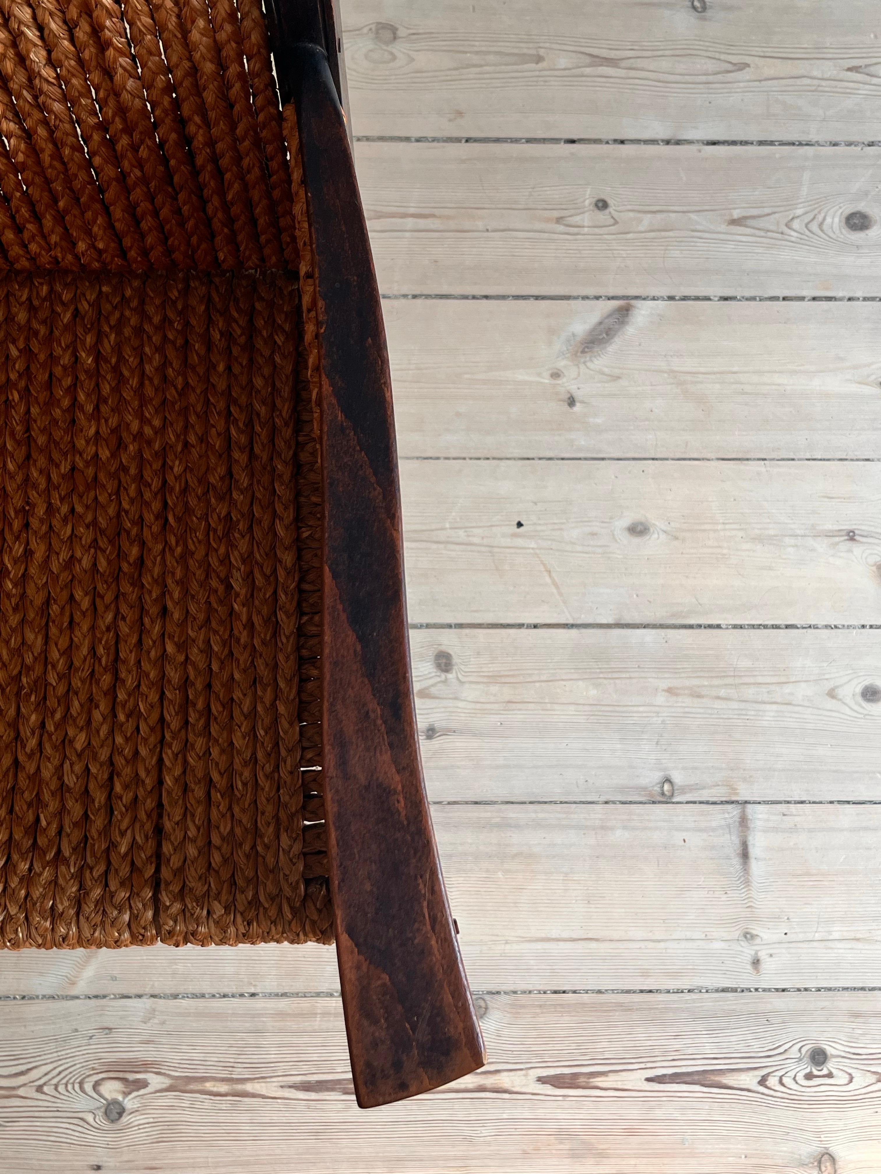 Metà XX secolo Poltrona danese in corda di Wicker Rattan intrecciato a mano in faggio tinto, anni '60 in vendita