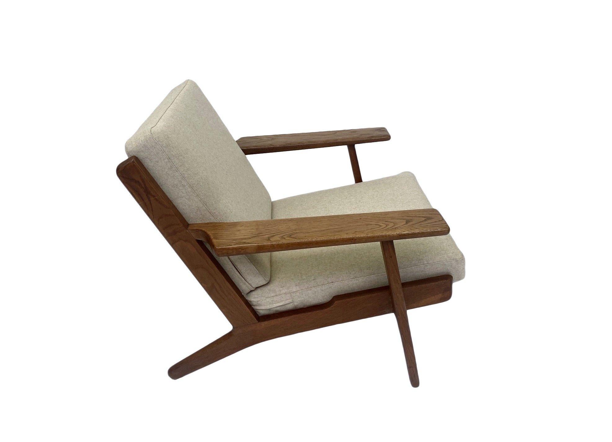 Danish Hans J. Wegner Ge 290 Oak And Cream Wool Lounge Armchair For Getama  In Excellent Condition In London, GB