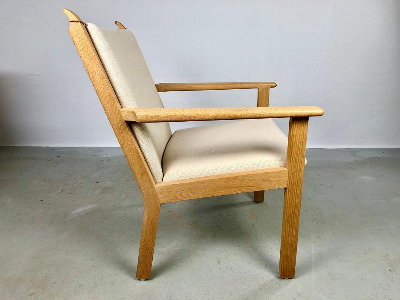 Danish Hans J. Wegner Set of Two GE-284 Jubilee Lounge Chairs in Oak by GETAMA For Sale 5