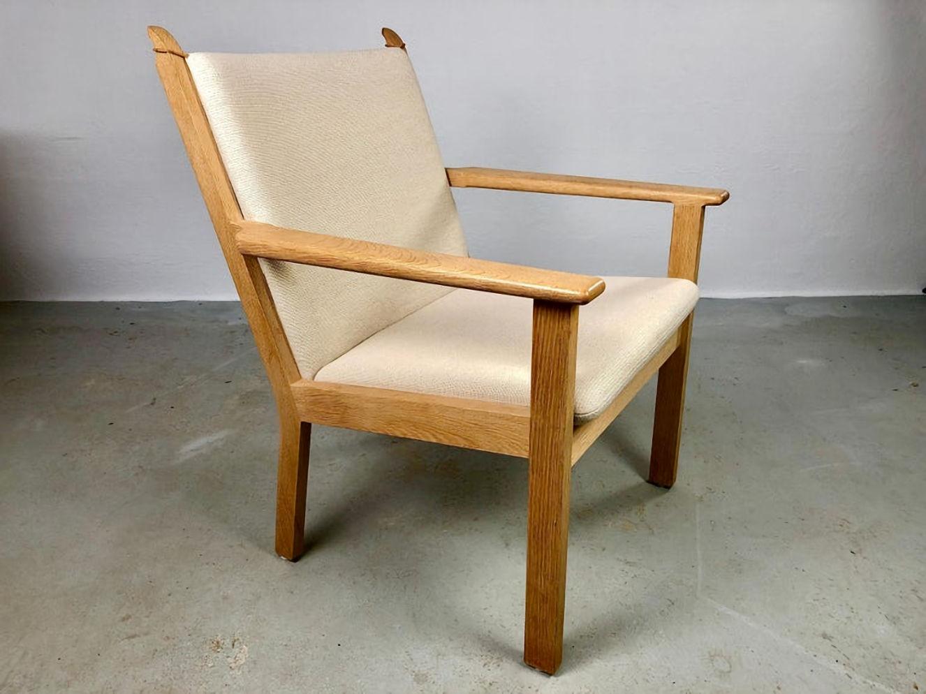 Danish Hans J. Wegner Set of Two GE-284 Jubilee Lounge Chairs in Oak by GETAMA For Sale 6