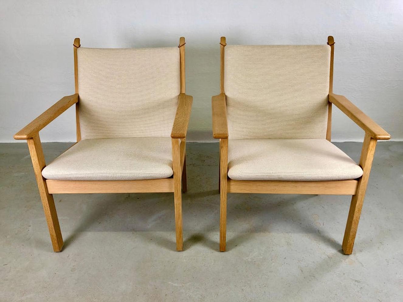 Ensemble de deux chaises longues danoises Hans J. Wegner en chêne et tissu par GETAMA

Le confortable modèle de chaise longue GE-284 a été conçu par Hans J. Elegner en 1984. Son design simple mais élégant se caractérise par un cadre en chêne solide