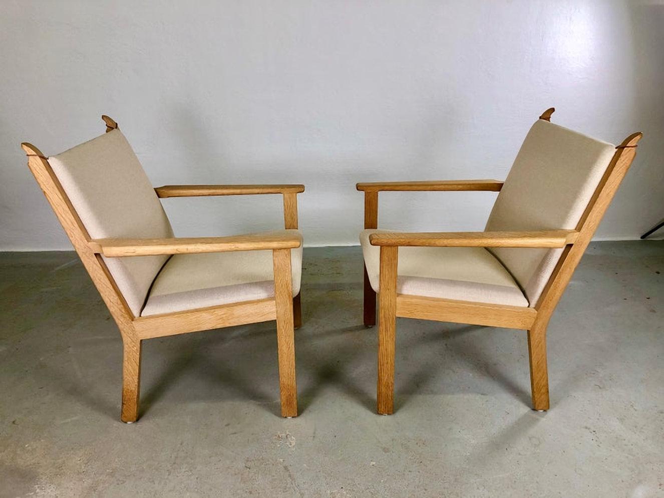 Moderne Ensemble de deux chaises longues de célébration GE-284 en chêne de Hans J. Wegner pour GETAMA en vente