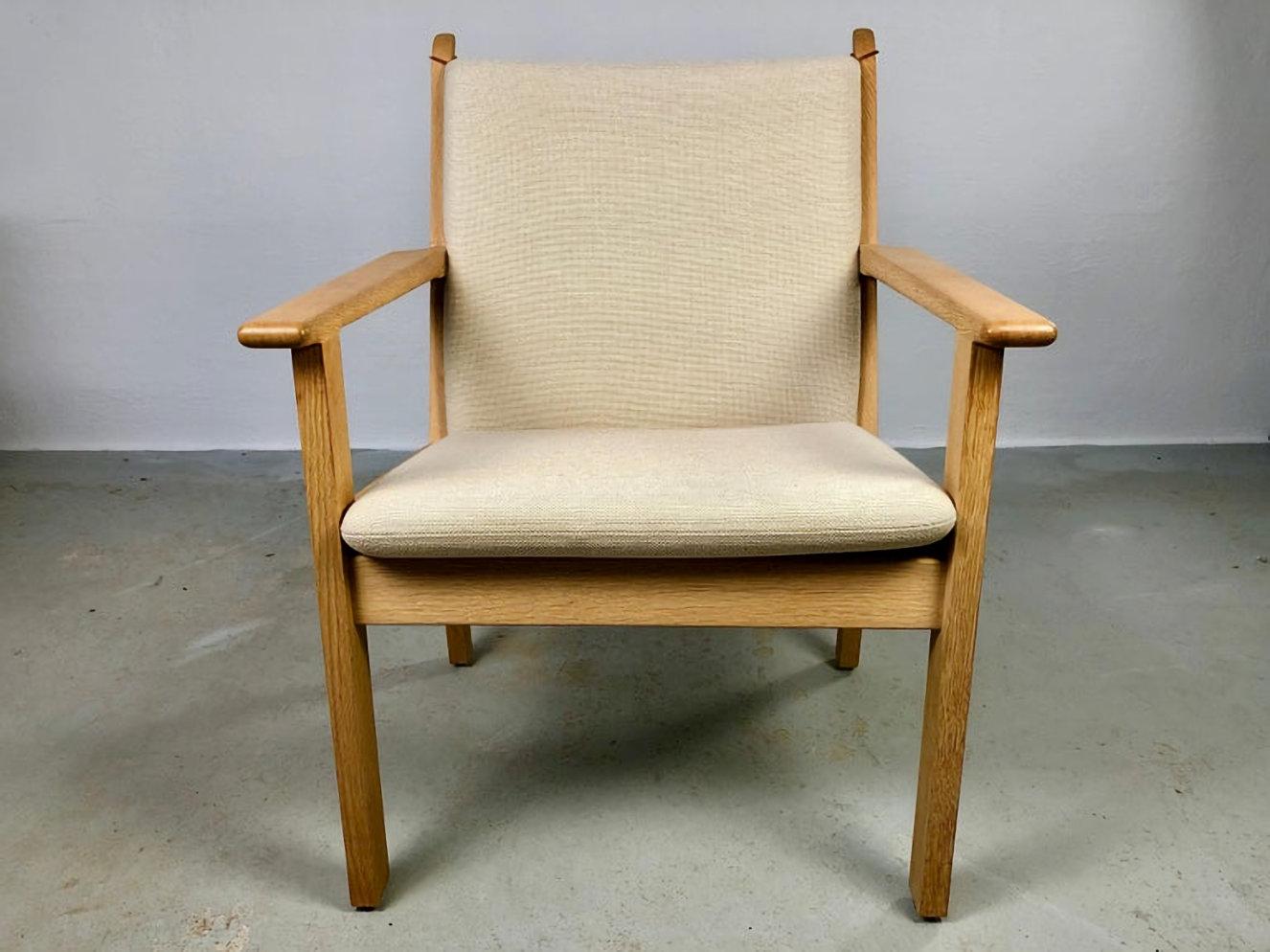 Danish Hans J. Wegner Set of Two GE-284 Jubilee Lounge Chairs in Oak by GETAMA In Good Condition For Sale In Knebel, DK