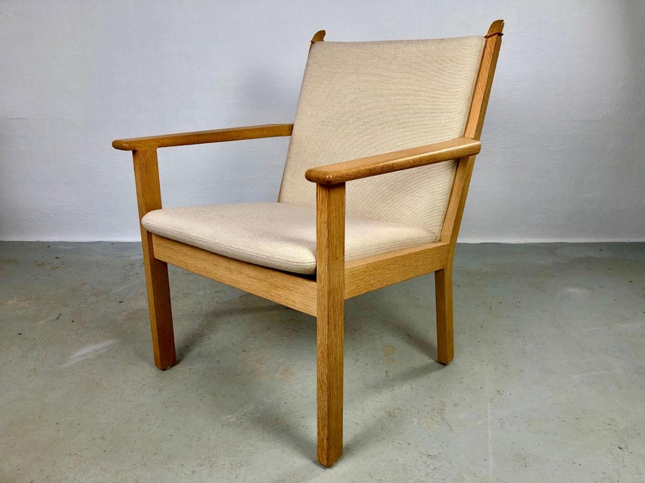 Contemporary Danish Hans J. Wegner Set of Two GE-284 Jubilee Lounge Chairs in Oak by GETAMA For Sale