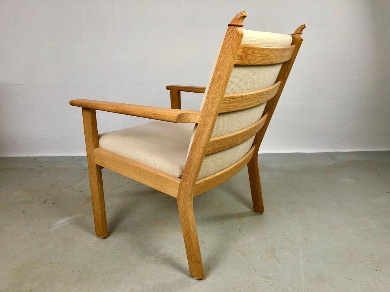 Danish Hans J. Wegner Set of Two GE-284 Jubilee Lounge Chairs in Oak by GETAMA For Sale 2