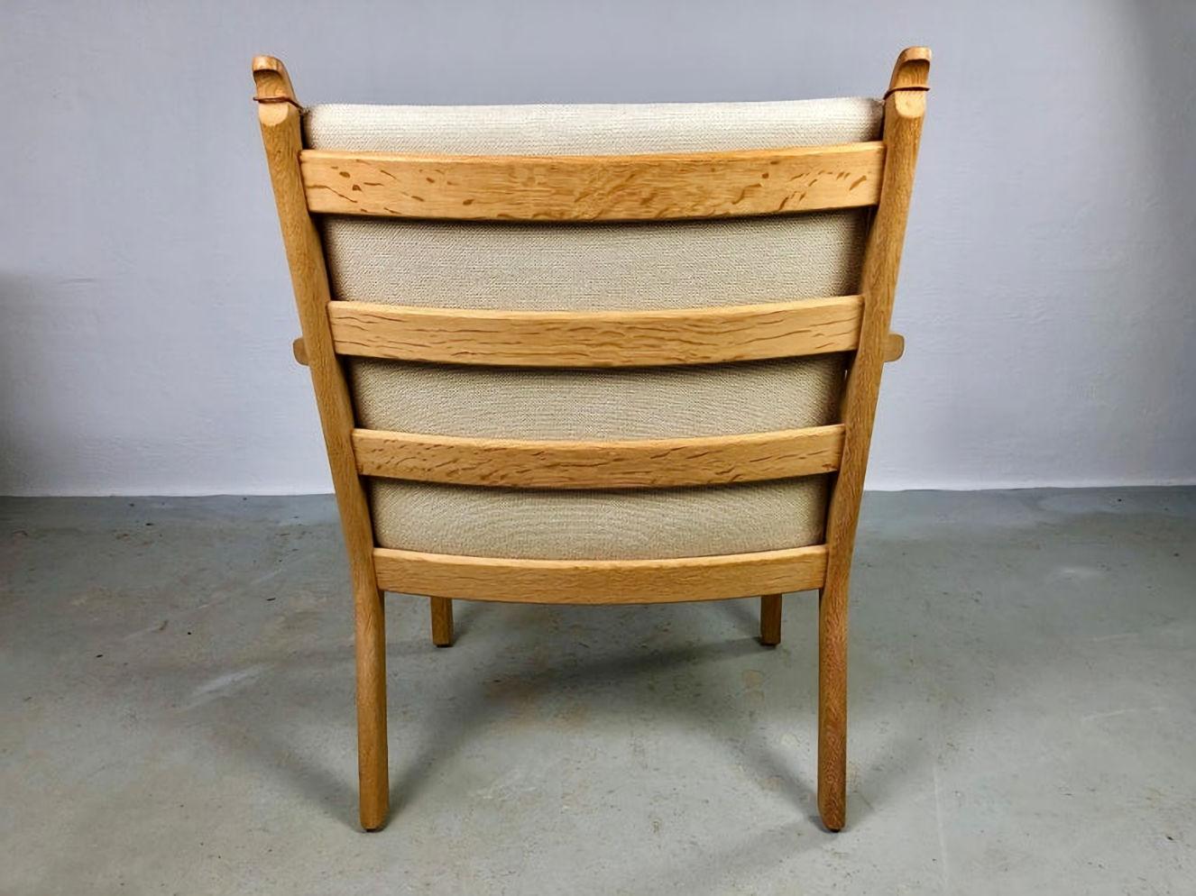 Danish Hans J. Wegner Set of Two GE-284 Jubilee Lounge Chairs in Oak by GETAMA For Sale 3