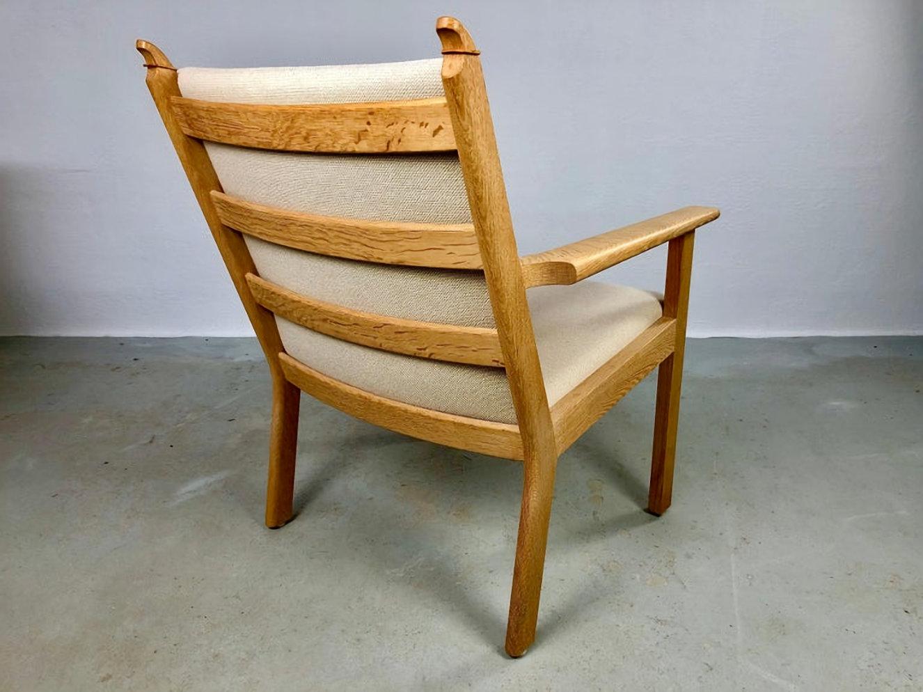 Danish Hans J. Wegner Set of Two GE-284 Jubilee Lounge Chairs in Oak by GETAMA For Sale 4