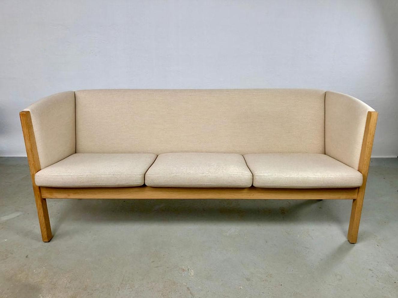 Danish Hans J. Wegner three-seat sofa in oak and fabric by GETAMA

The model GE-285 sofa was designed by Hans J. Wegner in 1985.

The simple yet very elegant Wegner design feature a strong oak frame with small details and the original cushions are