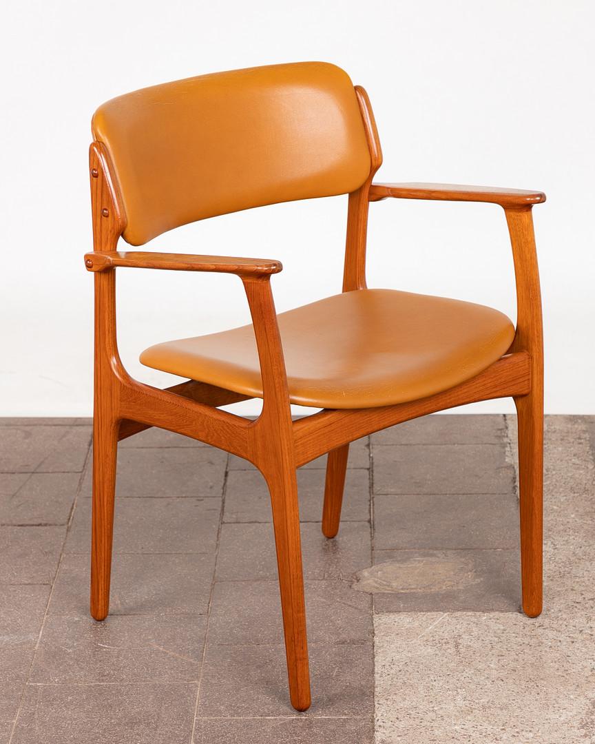 Chaise de salle à manger en bois dur conçue par Erik Buck dans les années 1960 et produite par Oddense maskinsnedkeri A/S au Danemark.
  