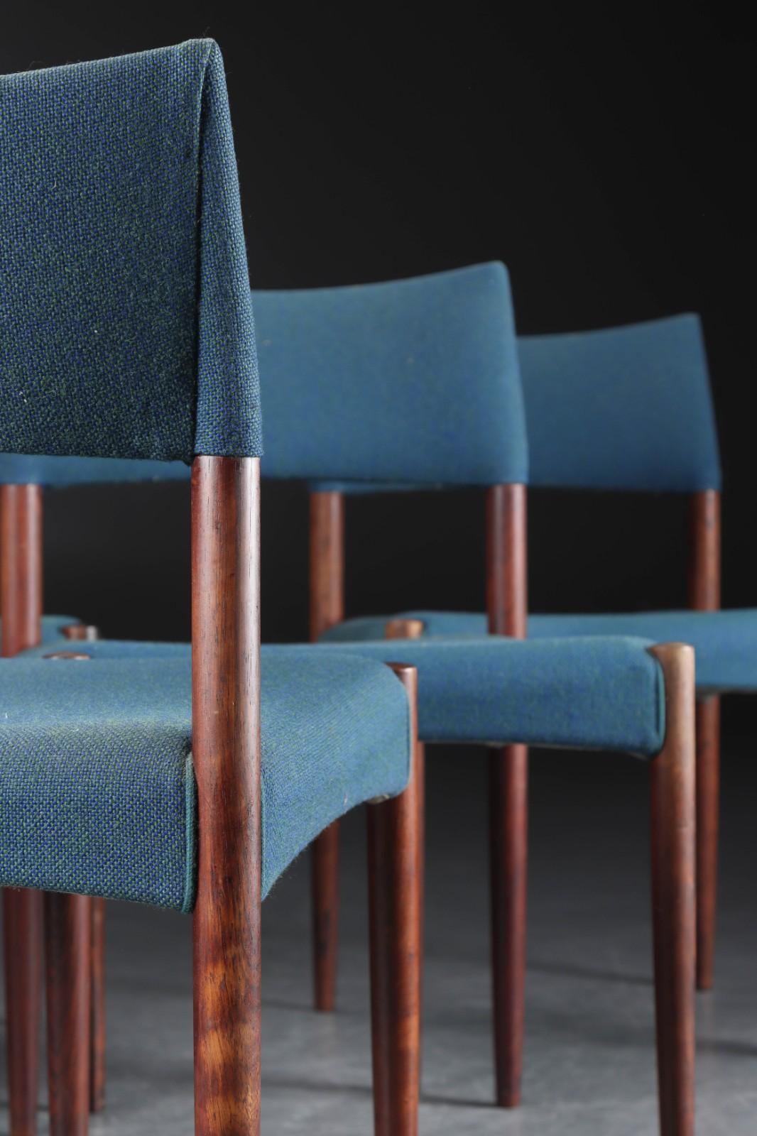 Ejner Larsen und Aksel Bender-Madsen ein Satz von sechs Esszimmerstühlen mit Hartholzrahmen und rund zulaufenden Beinen. Sitz und Rückenlehne mit Wollstoff gepolstert.
Entworfen im Jahr 1955, hergestellt von Tischlermeister Willy Beck.