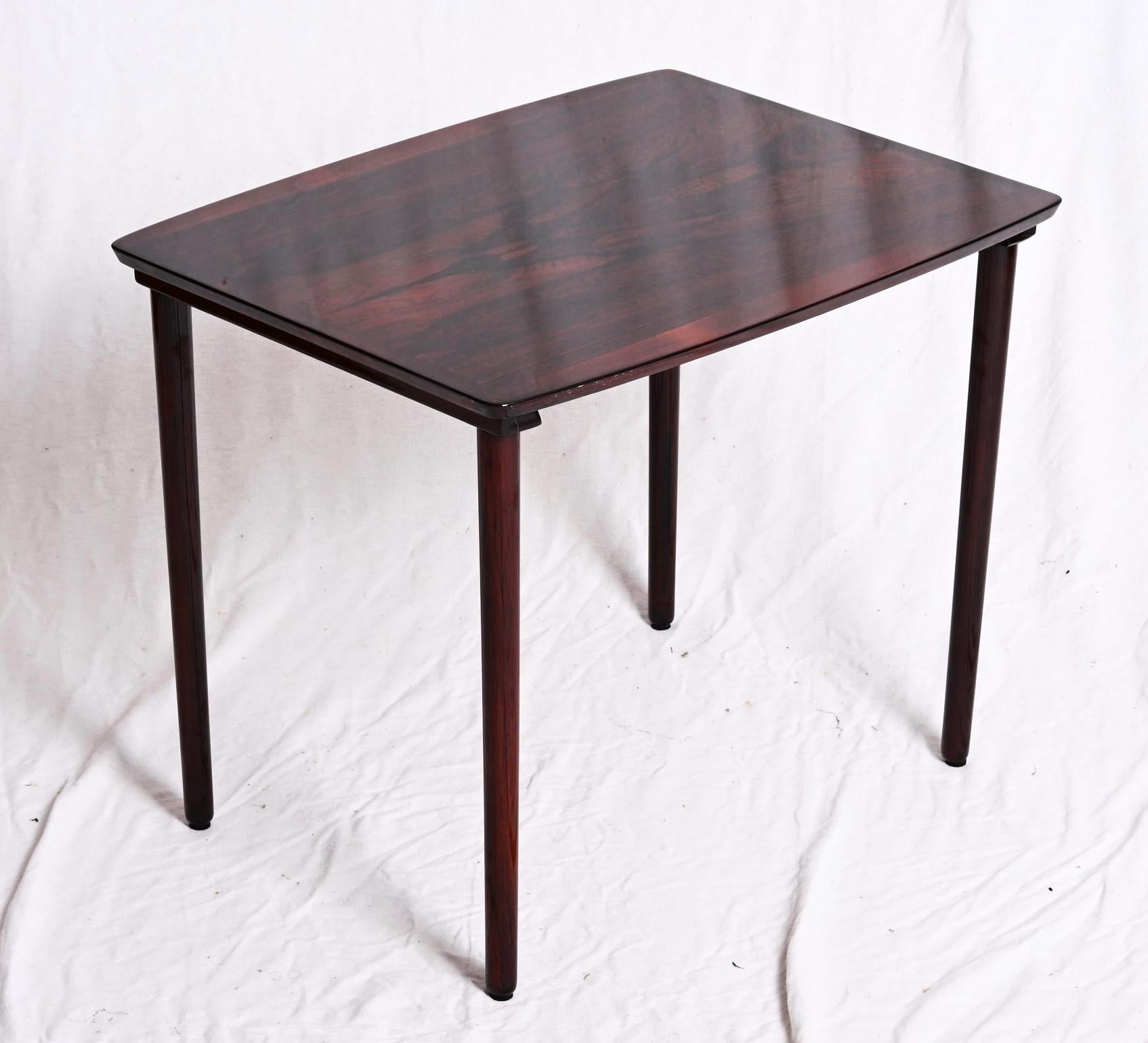 Raro tavolino in legno duro, realizzato in Danimarca alla fine degli anni '60. Eccellente restauro con finitura lucida.
