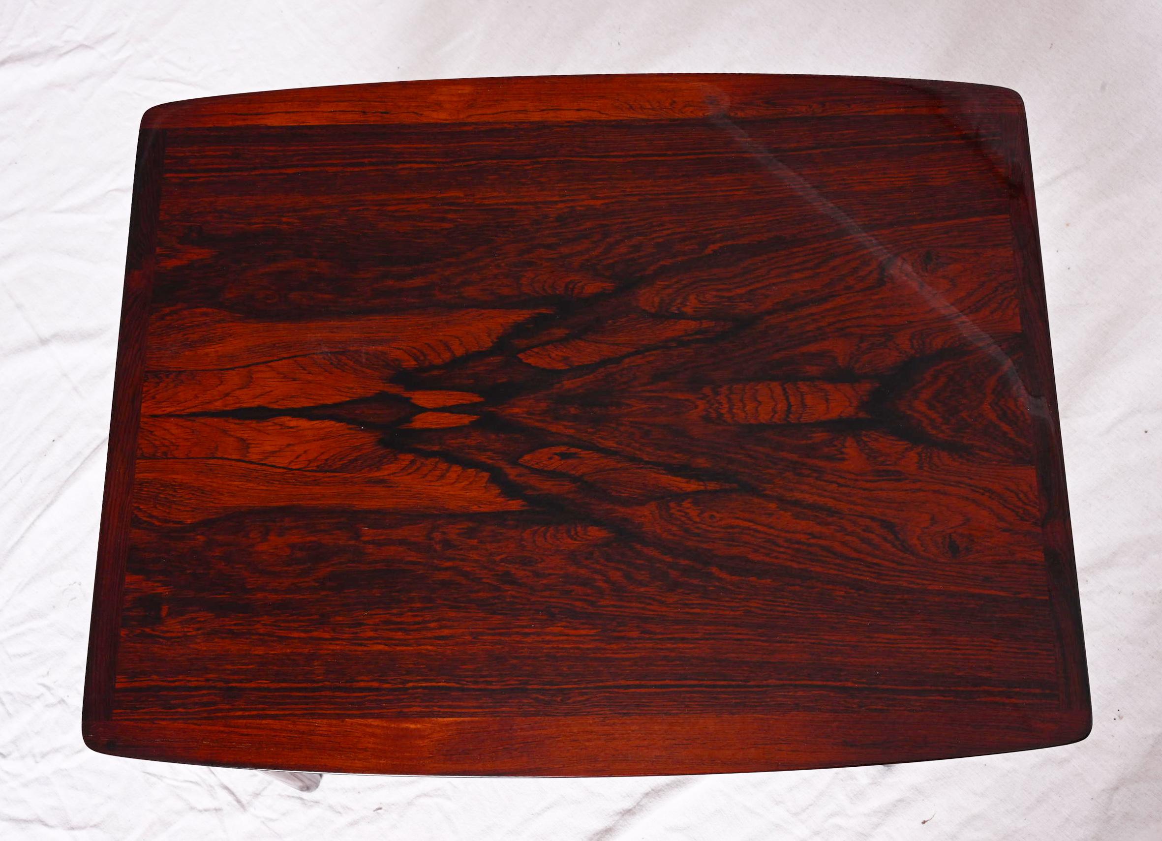 Metà XX secolo Tavolino danese in legno duro in vendita
