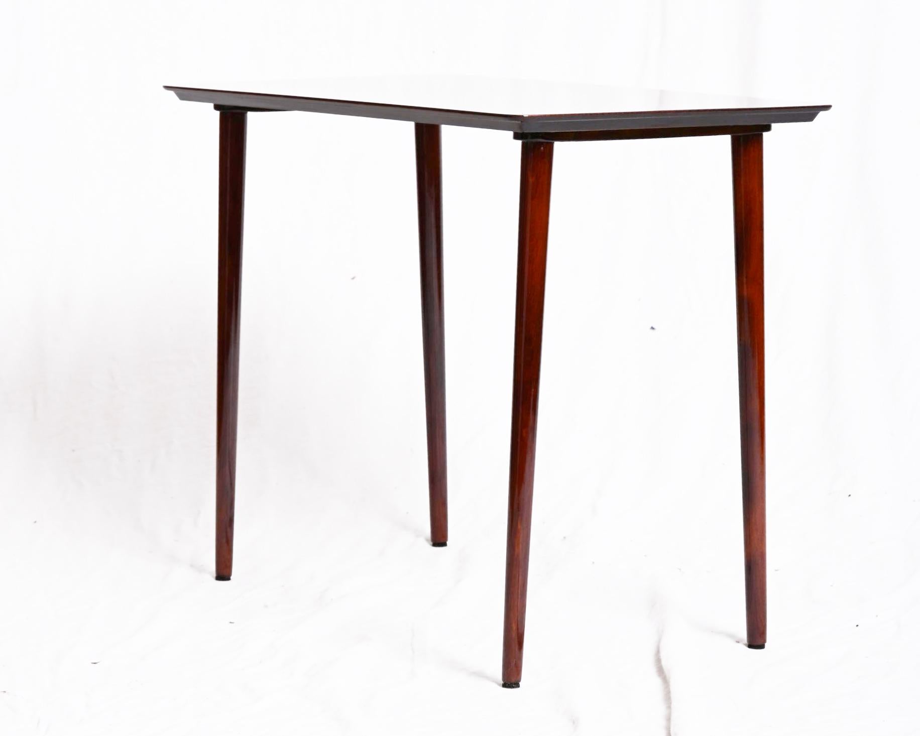 Tavola laterale in legno duro firmata Trap Christensen, realizzata in Danimarca alla fine degli anni Sessanta. Completamente restaurato con finitura lucida. 