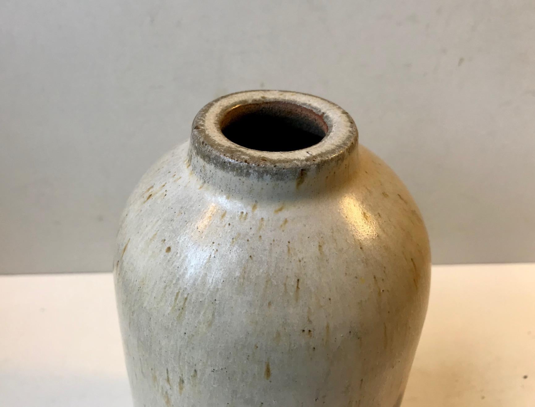 Bellezza smaltata Haresfur con motivo astratto in una forma ovoidale allungata. Questo vaso in gres, unico nel suo genere, è stato disegnato dall'artista danese Ellen Madsen e prodotto nel suo studio Lee Keramik in Danimarca negli anni Settanta.