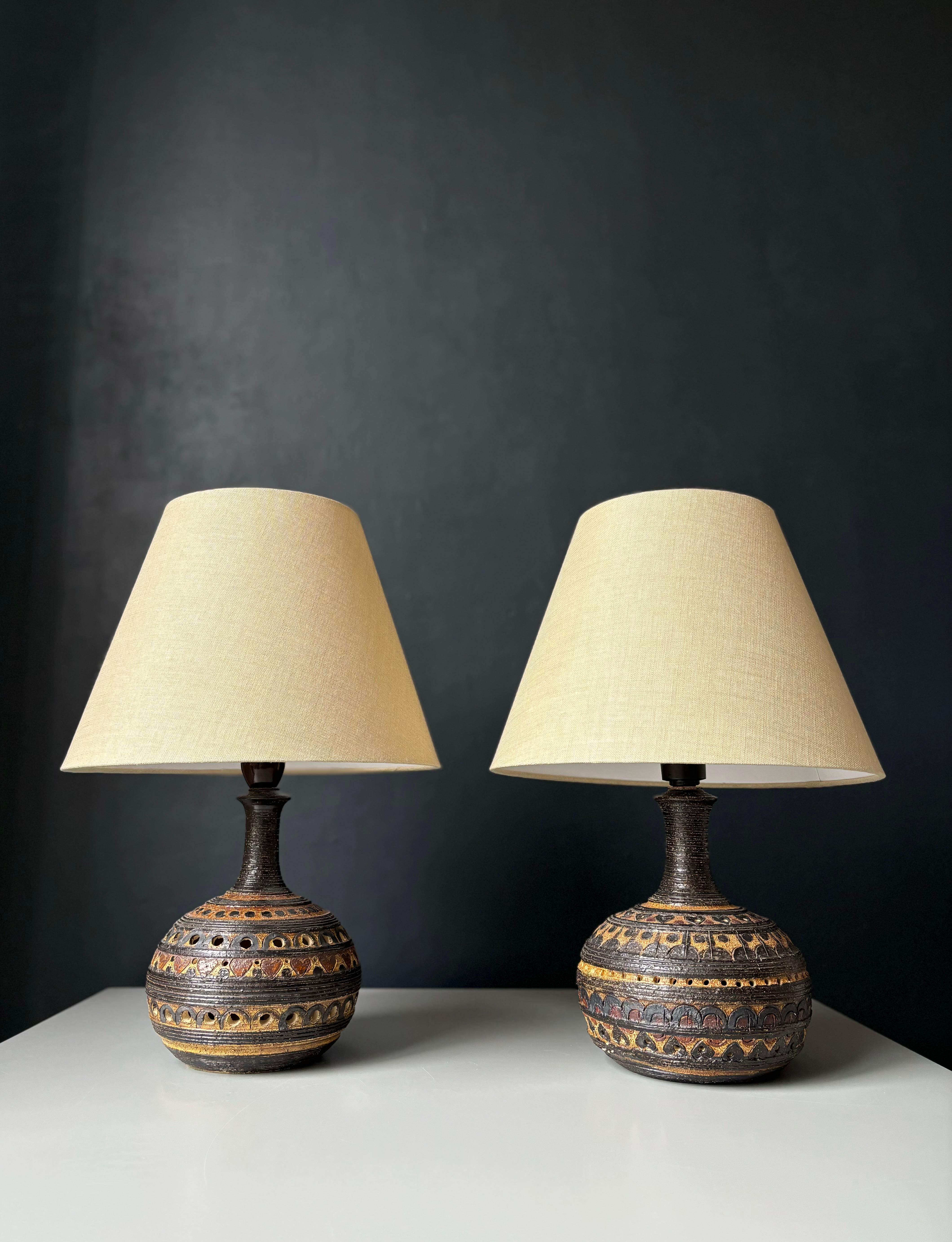 Paire de lampes de table en céramique rustique d'art populaire Hellerøe, 1970 en vente 3
