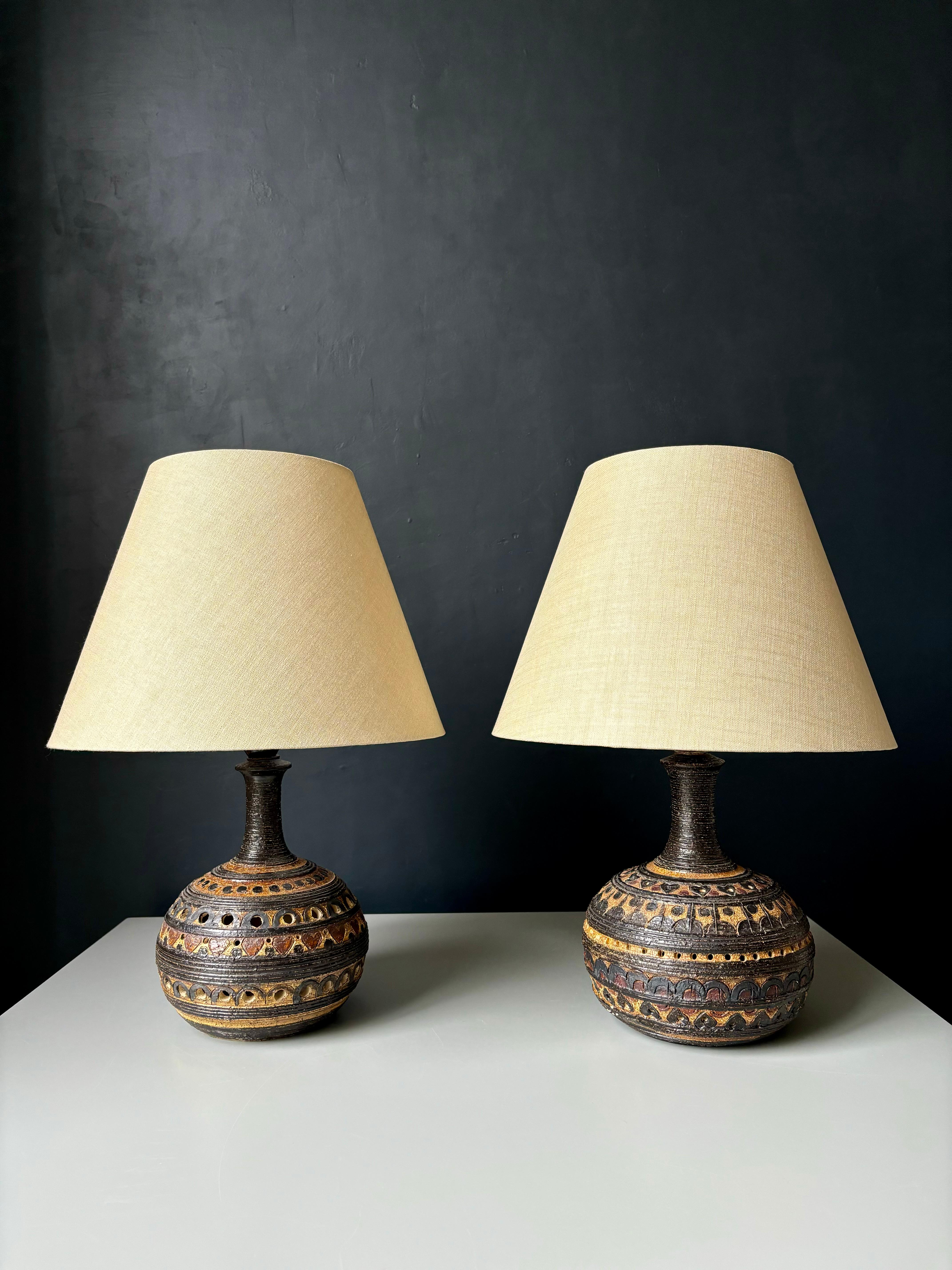 Paire de lampes de table en grès scandinaves de style art populaire moderne du milieu du siècle dernier, fabriquées à la main par Jette Hellerøe dans son studio privé dans les années 1970. Décorations géométriques en relief inspirées de l'Amérique