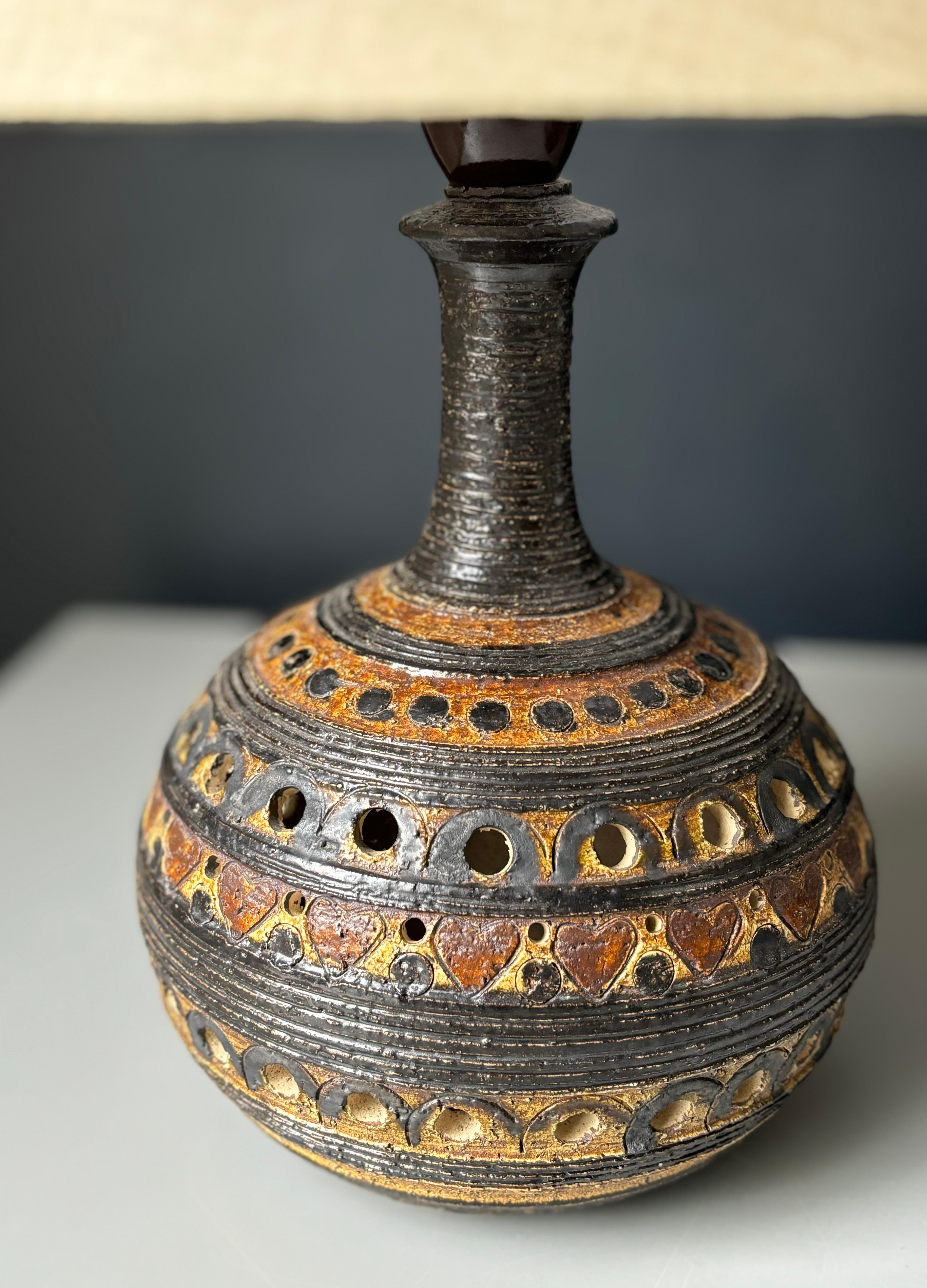 Danois Paire de lampes de table en céramique rustique d'art populaire Hellerøe, 1970 en vente