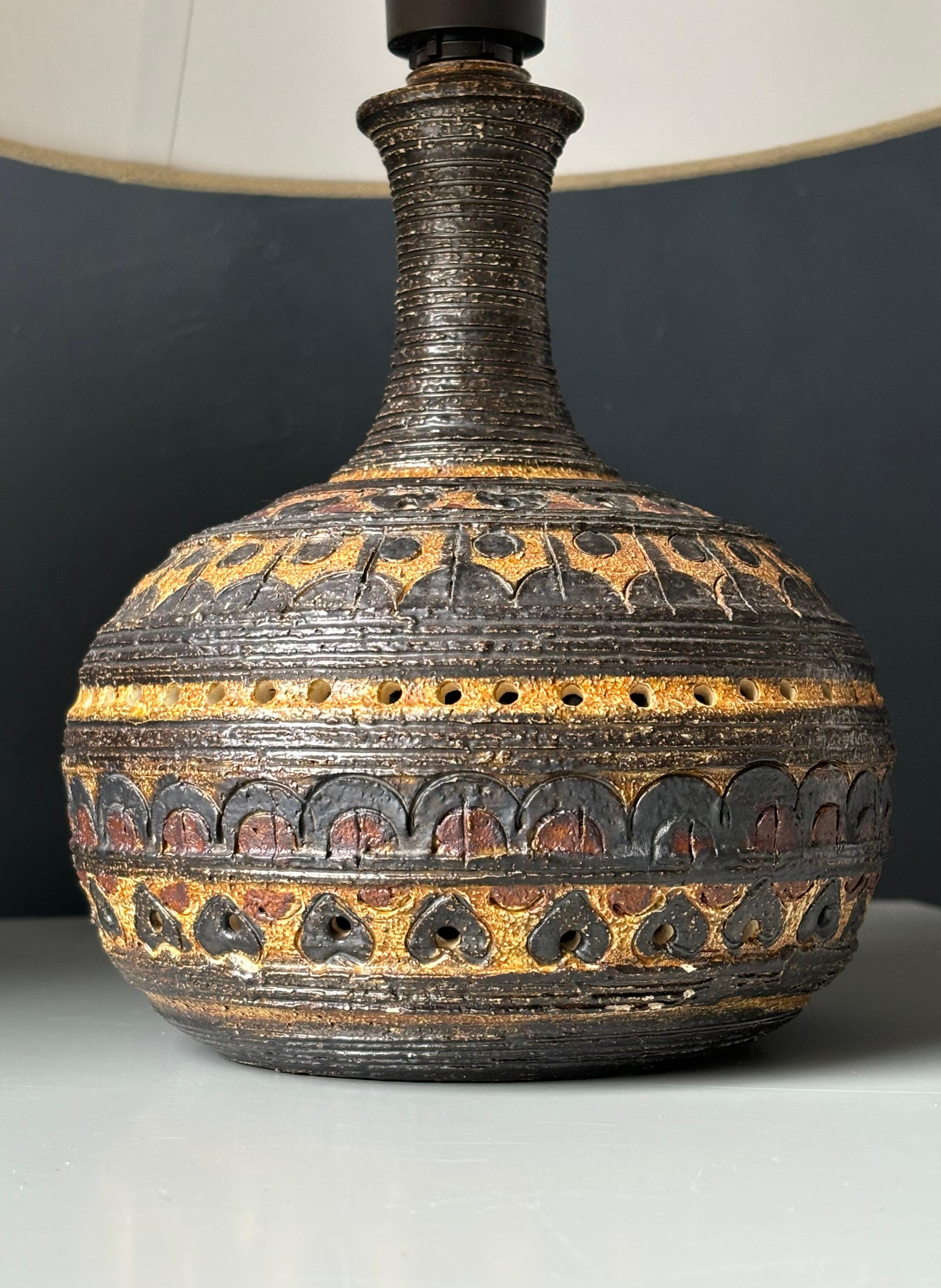 Non vernissé Paire de lampes de table en céramique rustique d'art populaire Hellerøe, 1970 en vente