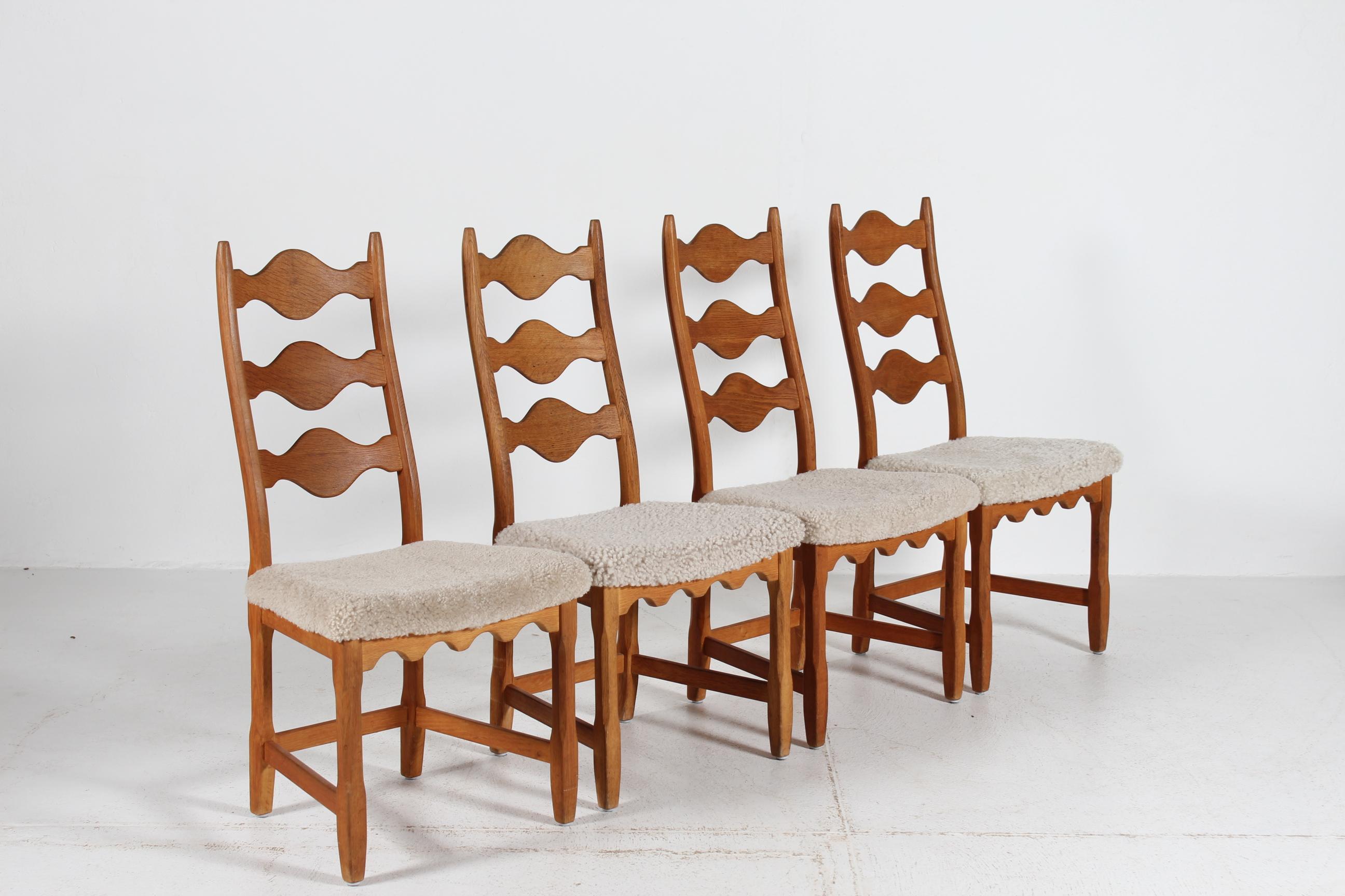 Voici un superbe ensemble de 4 chaises de salle à manger danoises vintage de style campagnard. 

Les chaises à haut dossier en lame de rasoir sont conçues par Henning Kjærnulf, en chêne massif et très probablement fabriquées par EG Møbler/Nyrup