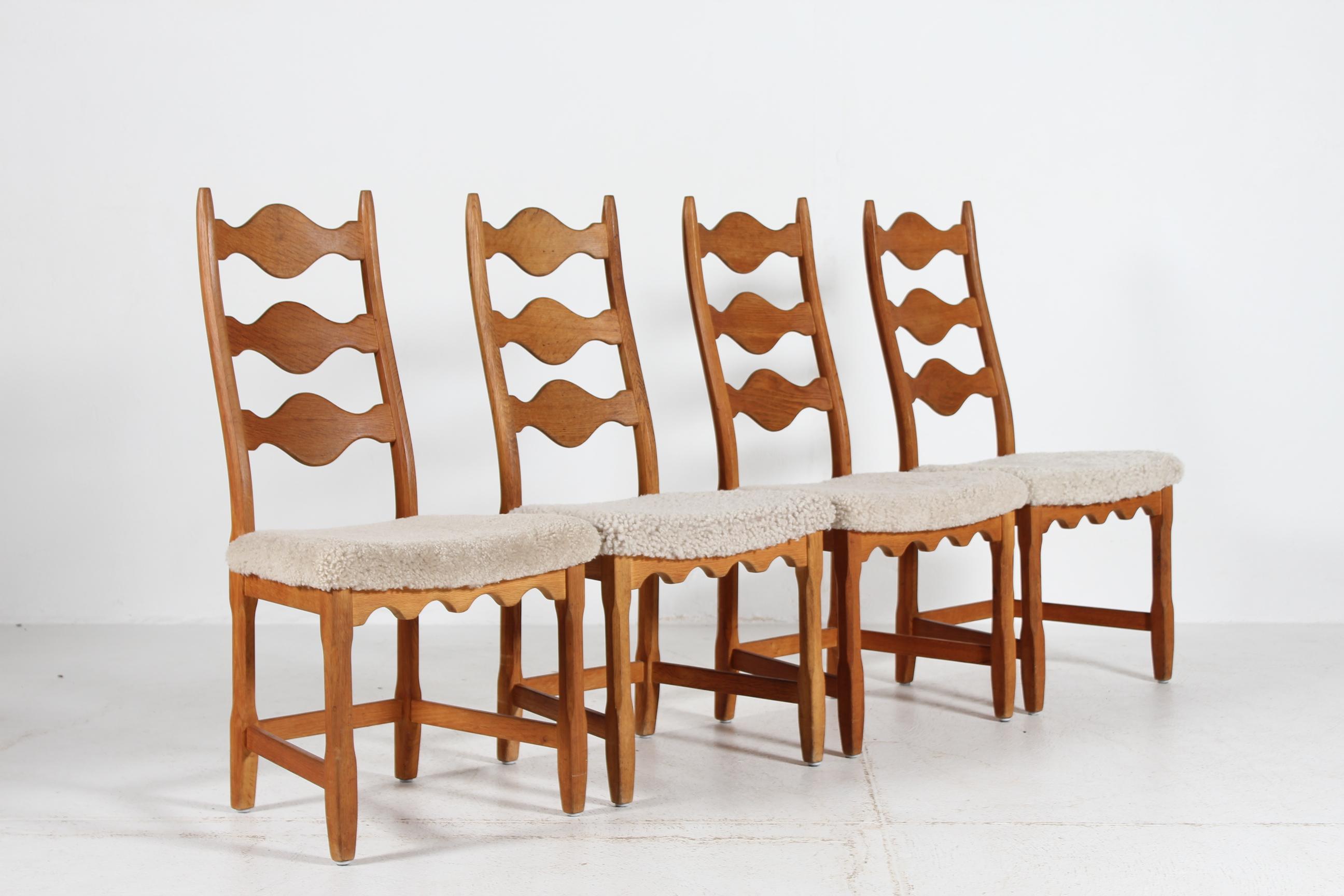 Mid-Century Modern 4 chaises de salle à manger danoises Henning Kjærnulf en Oak massif avec peau de mouton neuve, 1970 en vente