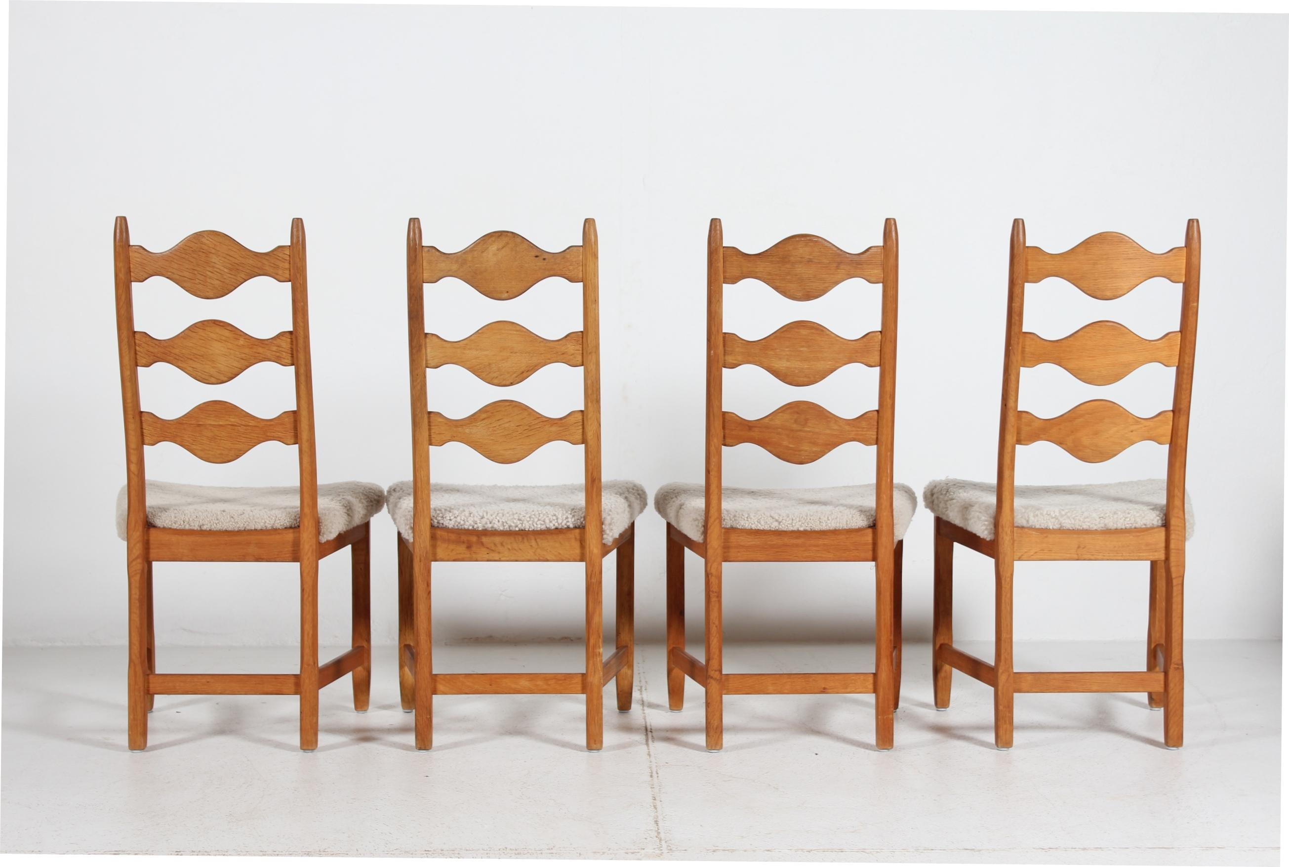 Danois 4 chaises de salle à manger danoises Henning Kjærnulf en Oak massif avec peau de mouton neuve, 1970 en vente