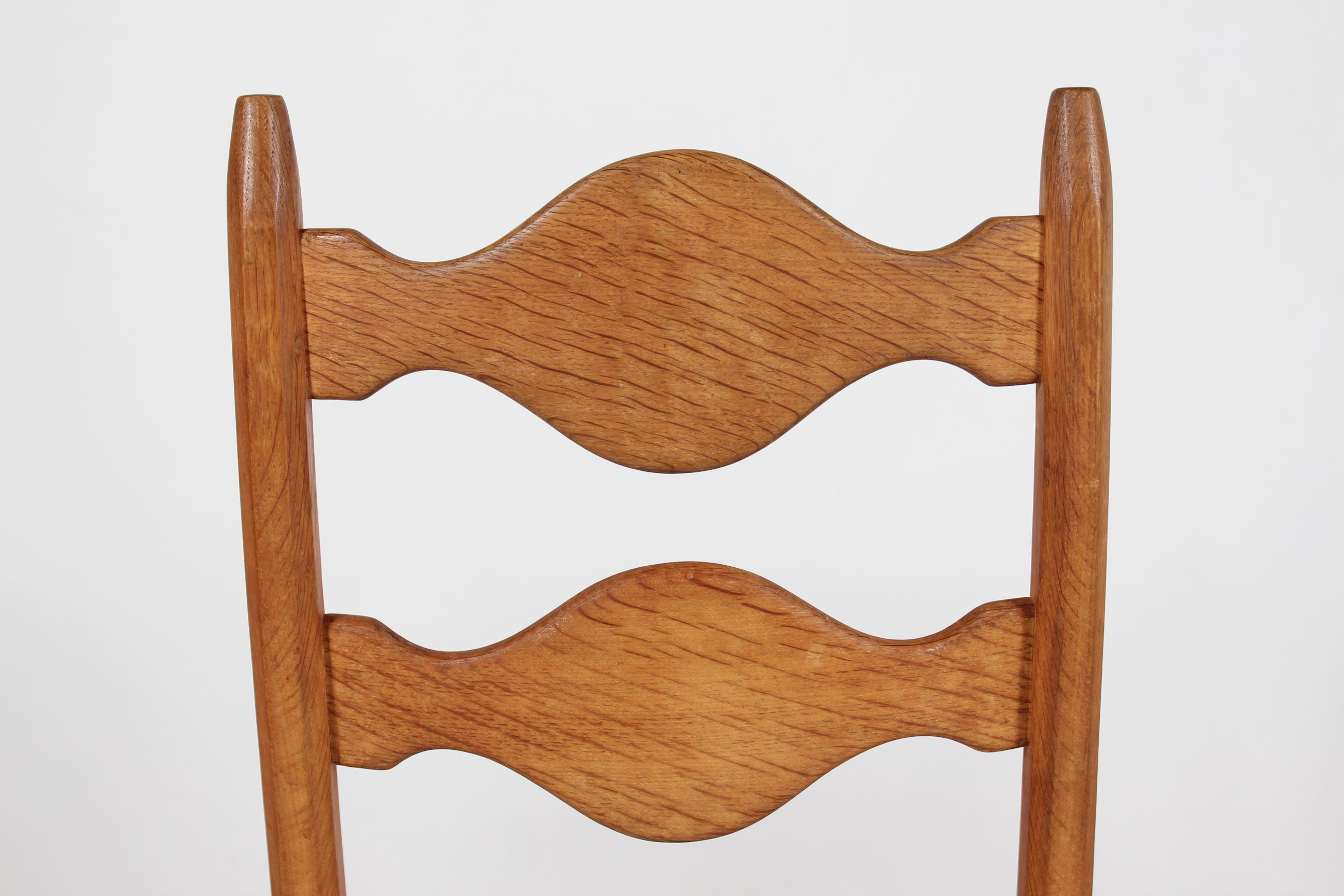 Travail du bois 4 chaises de salle à manger danoises Henning Kjærnulf en Oak massif avec peau de mouton neuve, 1970 en vente