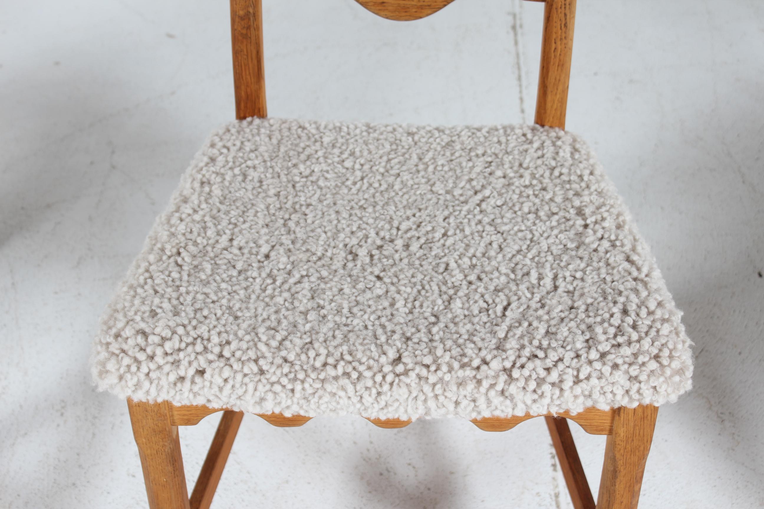 4 chaises de salle à manger danoises Henning Kjærnulf en Oak massif avec peau de mouton neuve, 1970 Bon état - En vente à Silkeborg, Silkeborg