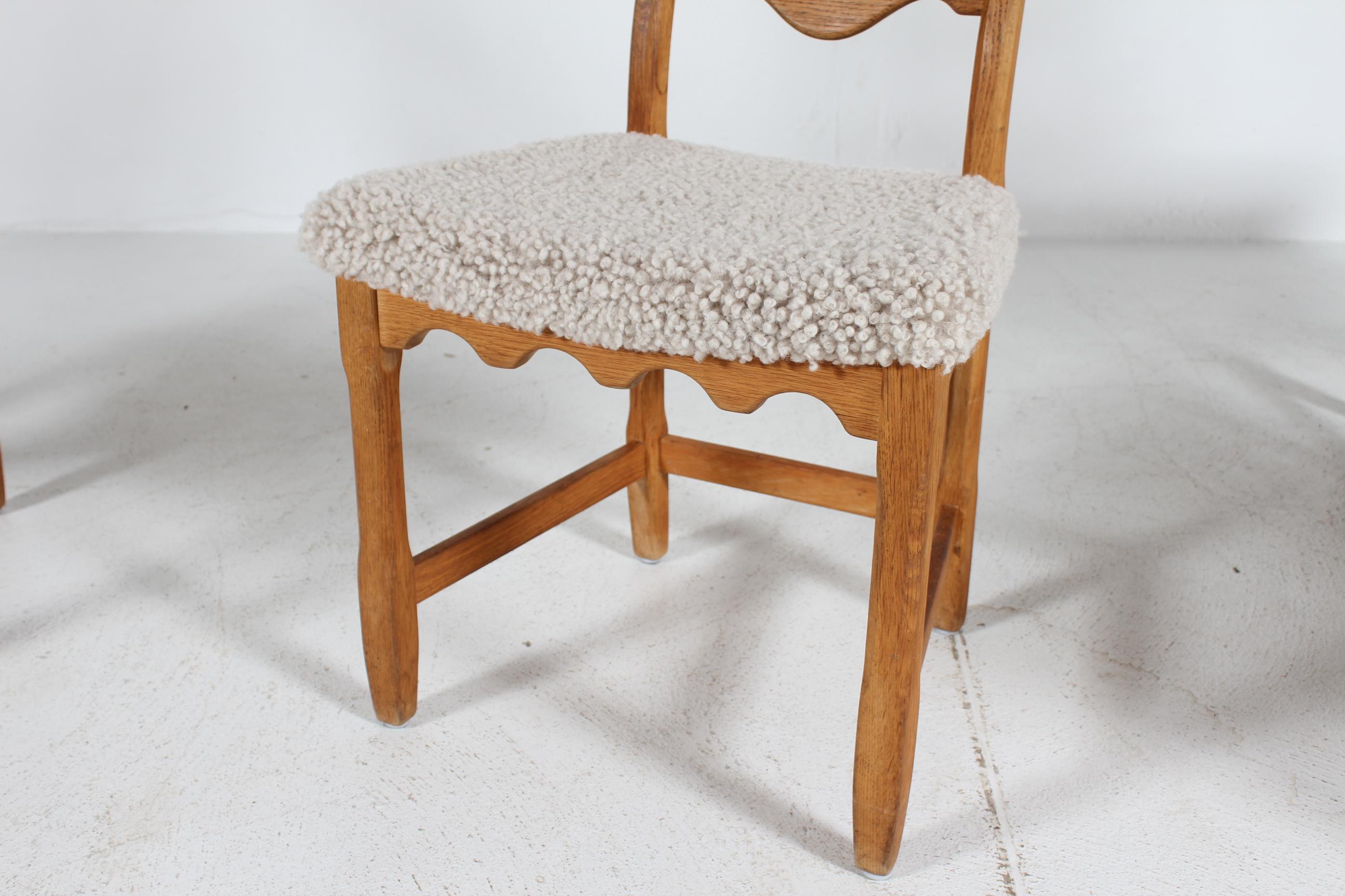 Fin du 20e siècle 4 chaises de salle à manger danoises Henning Kjærnulf en Oak massif avec peau de mouton neuve, 1970 en vente