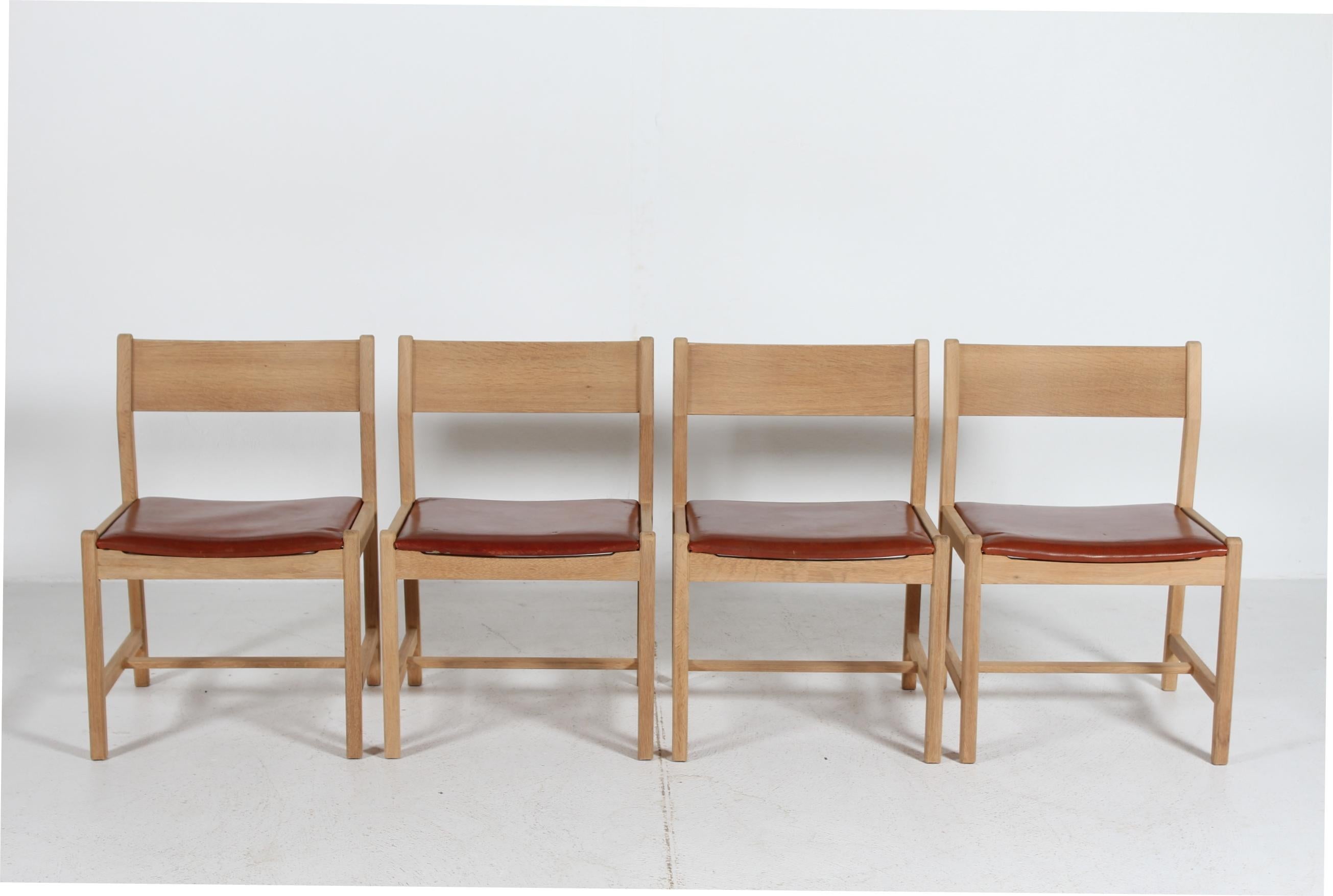 Cuir de mouton 4 chaises de salle à manger danoises Henning Kjærnulf en Oak massif avec peau de mouton neuve, 1970 en vente