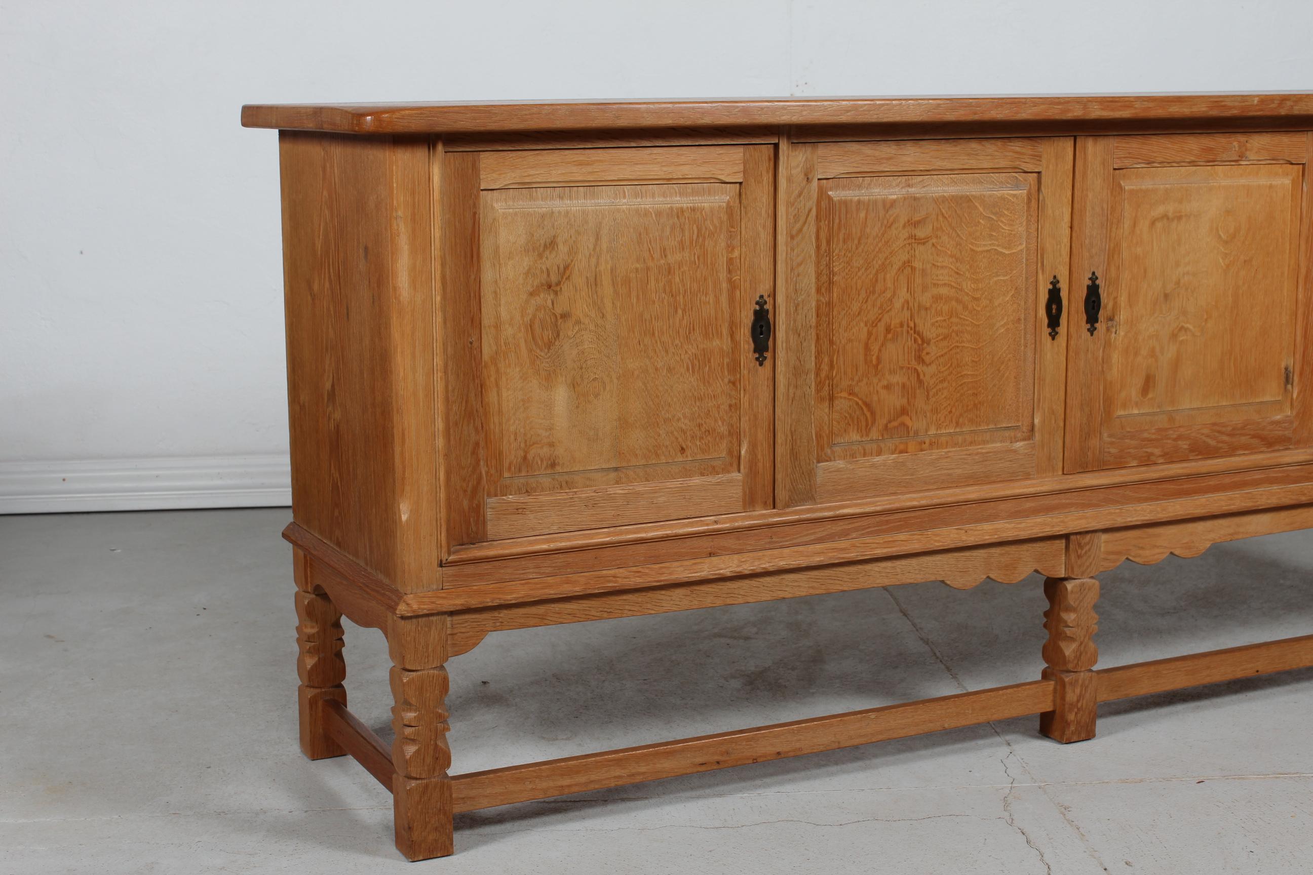 Dänisch Henning Kjærnulf attr. Langes Sideboard aus massiver Eiche mit 4 Türen, 1970er Jahre (Ende des 20. Jahrhunderts) im Angebot