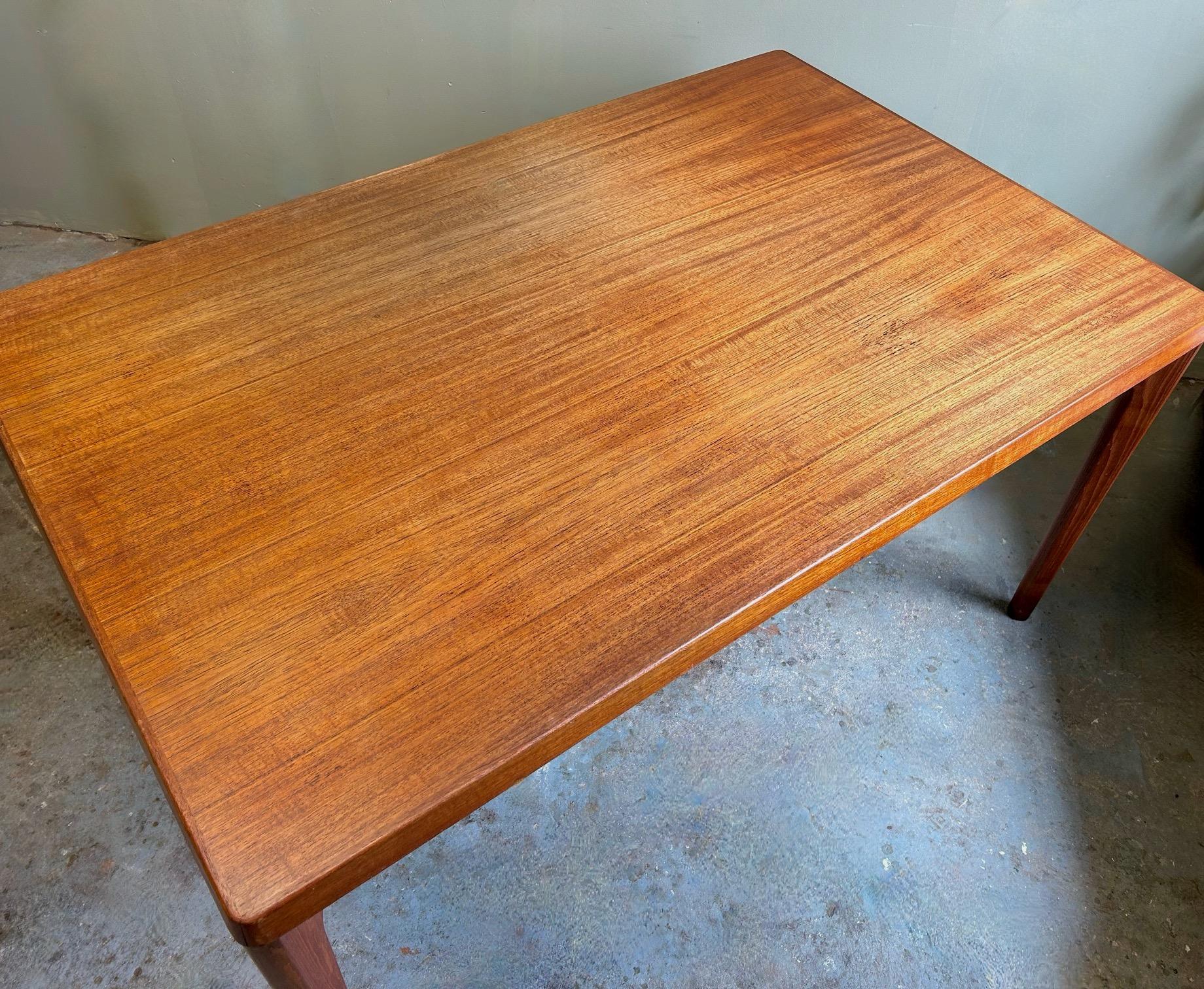 Danish Henning Kjærnulf for Vejle Møbelfabrik Teak Extending Dining Table 1960s In Good Condition For Sale In London, GB