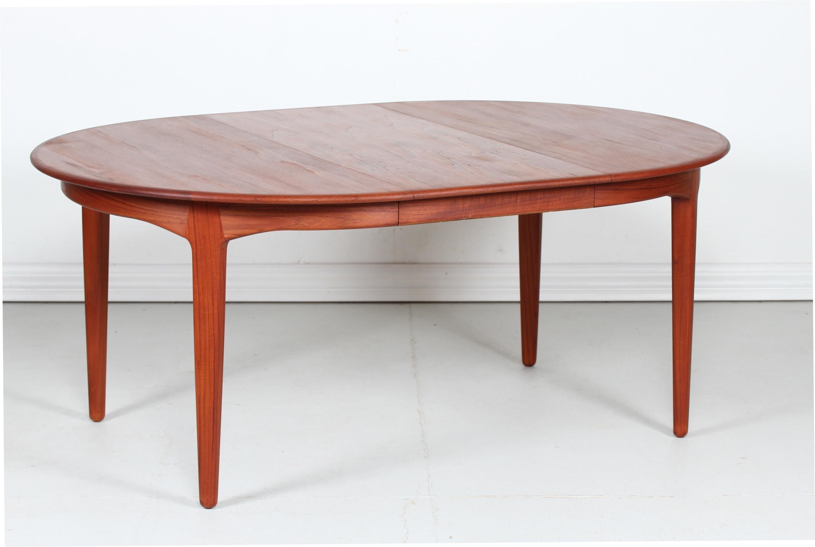 Danish vintage Henning Kjærnulf large round dining table model 62 manufactured by Sorø Stolefabrik, Denmark

The table is made of solid teak and teak veneer and can be extended by 4 extra leaves. One of the leaves has a frame underneath. If the