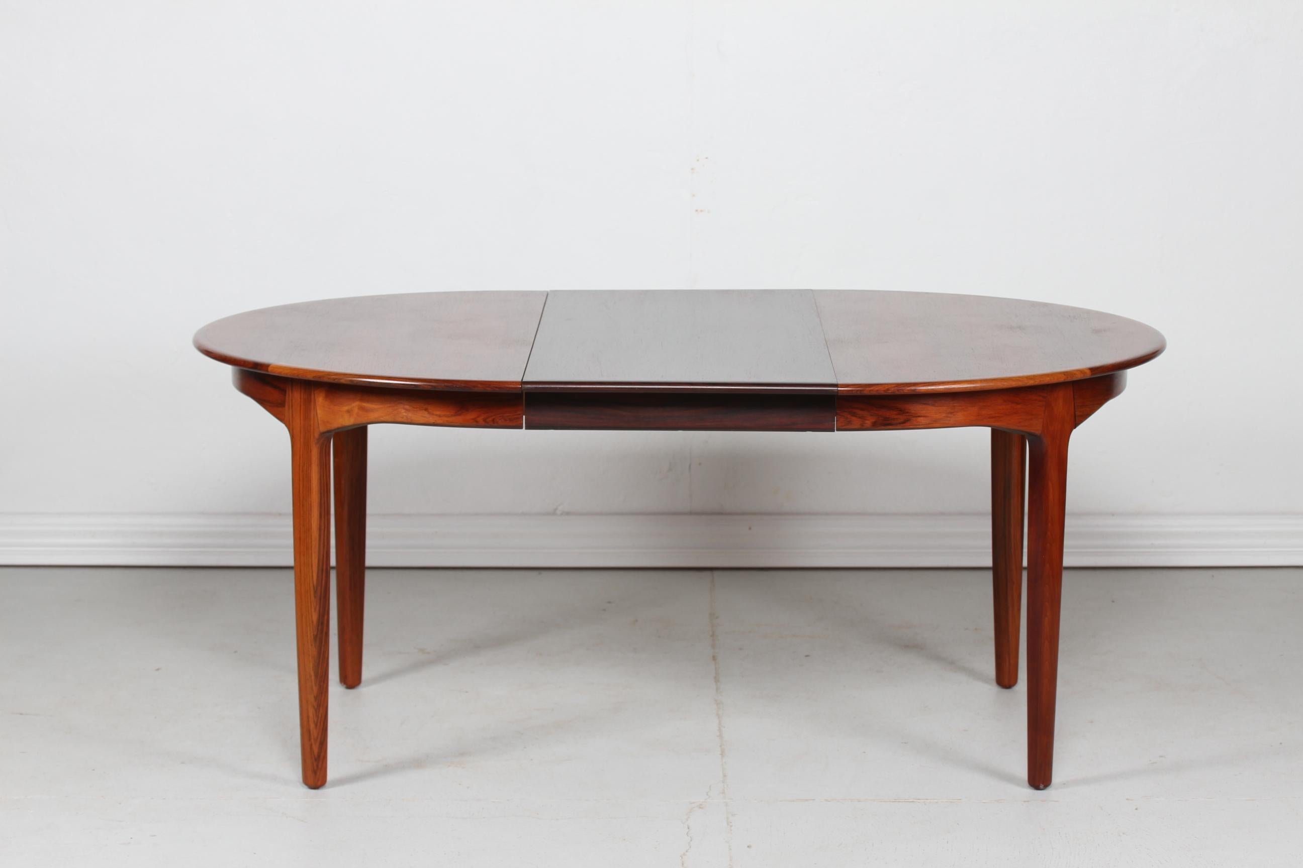 Veneer Danish Henning Kjærnulf Round Rosewood Dining Table Model 62 by Sorø Stolefabrik