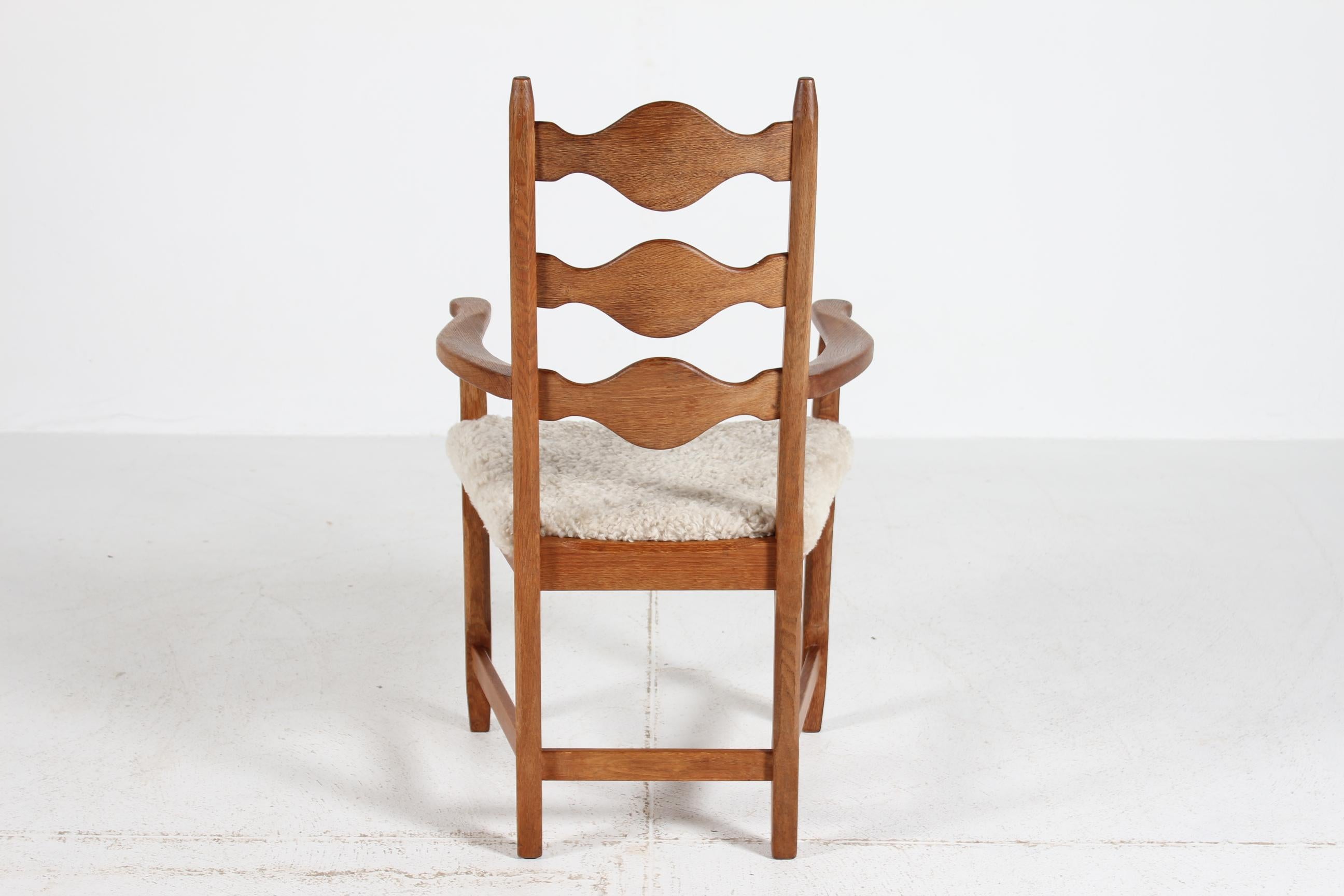 Dänischer Henning Kjærnulf Skulpturaler Sessel, Eiche mit neuem Schafsfell 1970er im Angebot 3