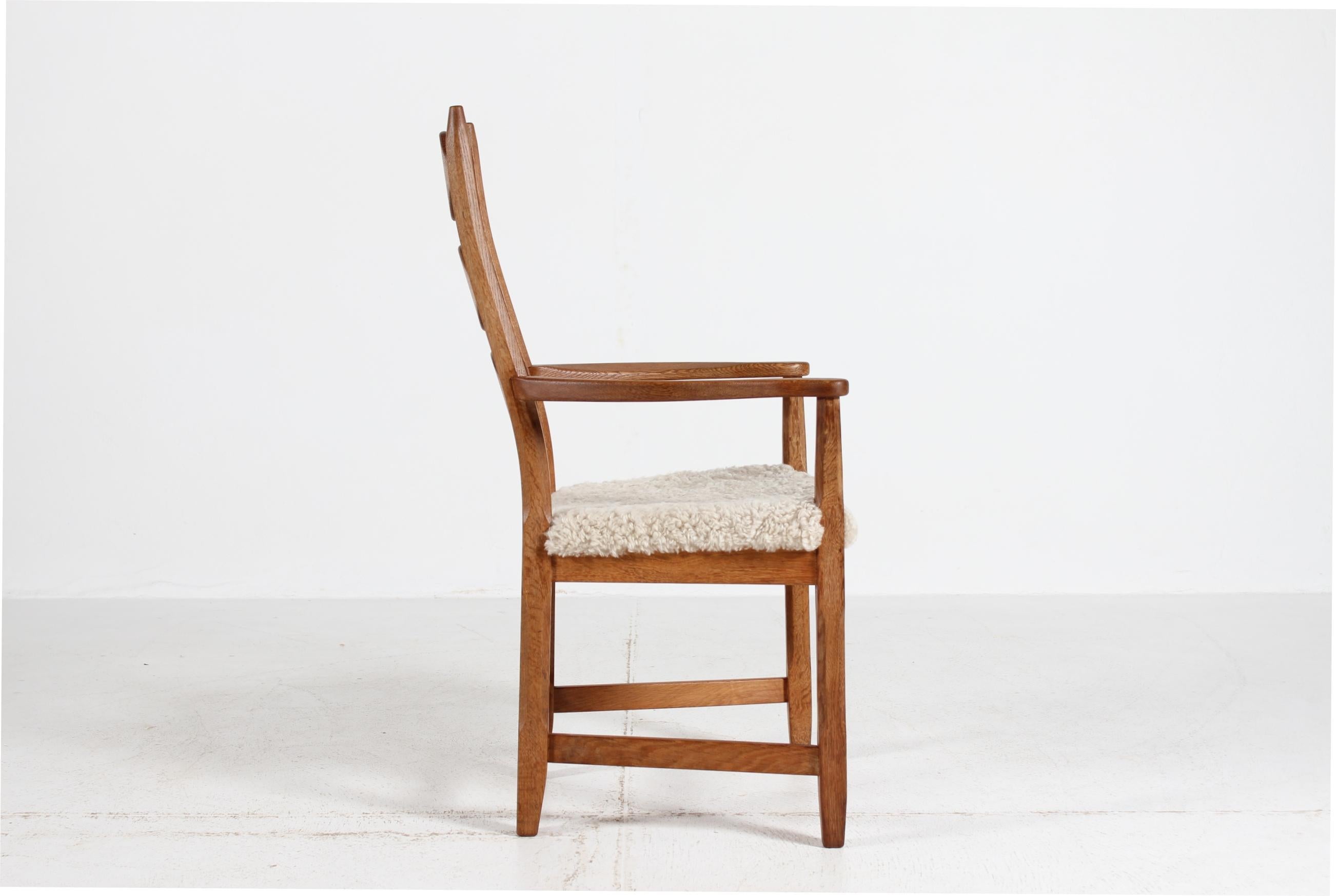 Dänischer Henning Kjærnulf Skulpturaler Sessel, Eiche mit neuem Schafsfell 1970er im Angebot 4