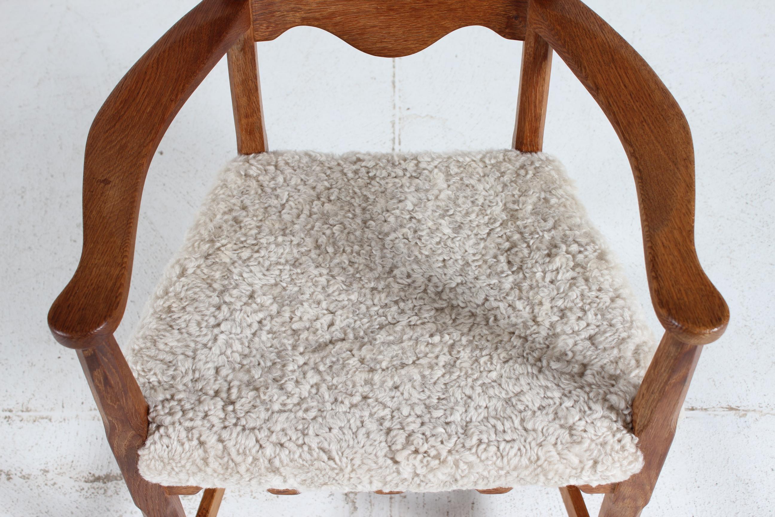 Dänischer Henning Kjærnulf Skulpturaler Sessel, Eiche mit neuem Schafsfell 1970er im Angebot 5