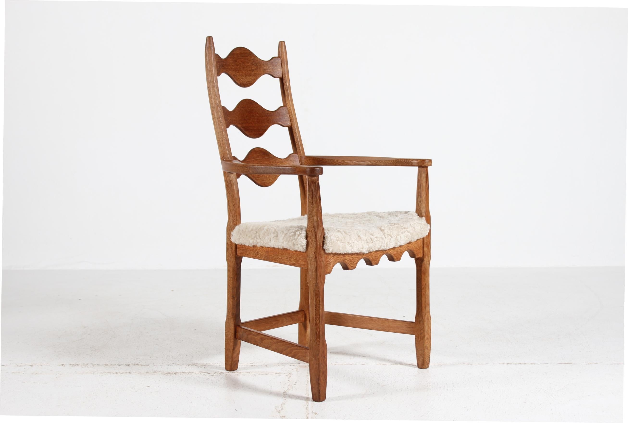 Dänischer Henning Kjærnulf Skulpturaler Sessel, Eiche mit neuem Schafsfell 1970er (Moderne der Mitte des Jahrhunderts) im Angebot