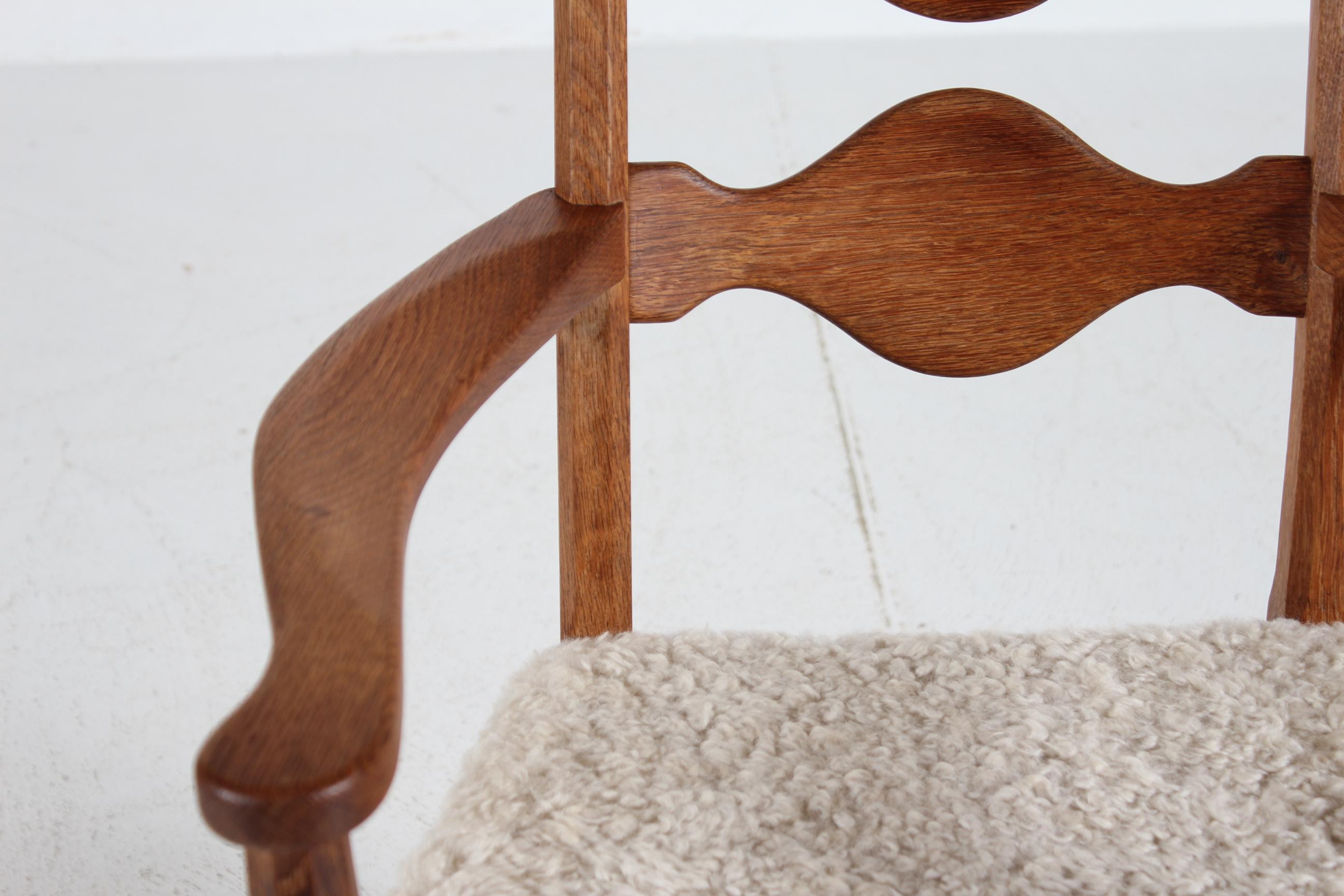 Dänischer Henning Kjærnulf Skulpturaler Sessel, Eiche mit neuem Schafsfell 1970er (Holzarbeit) im Angebot