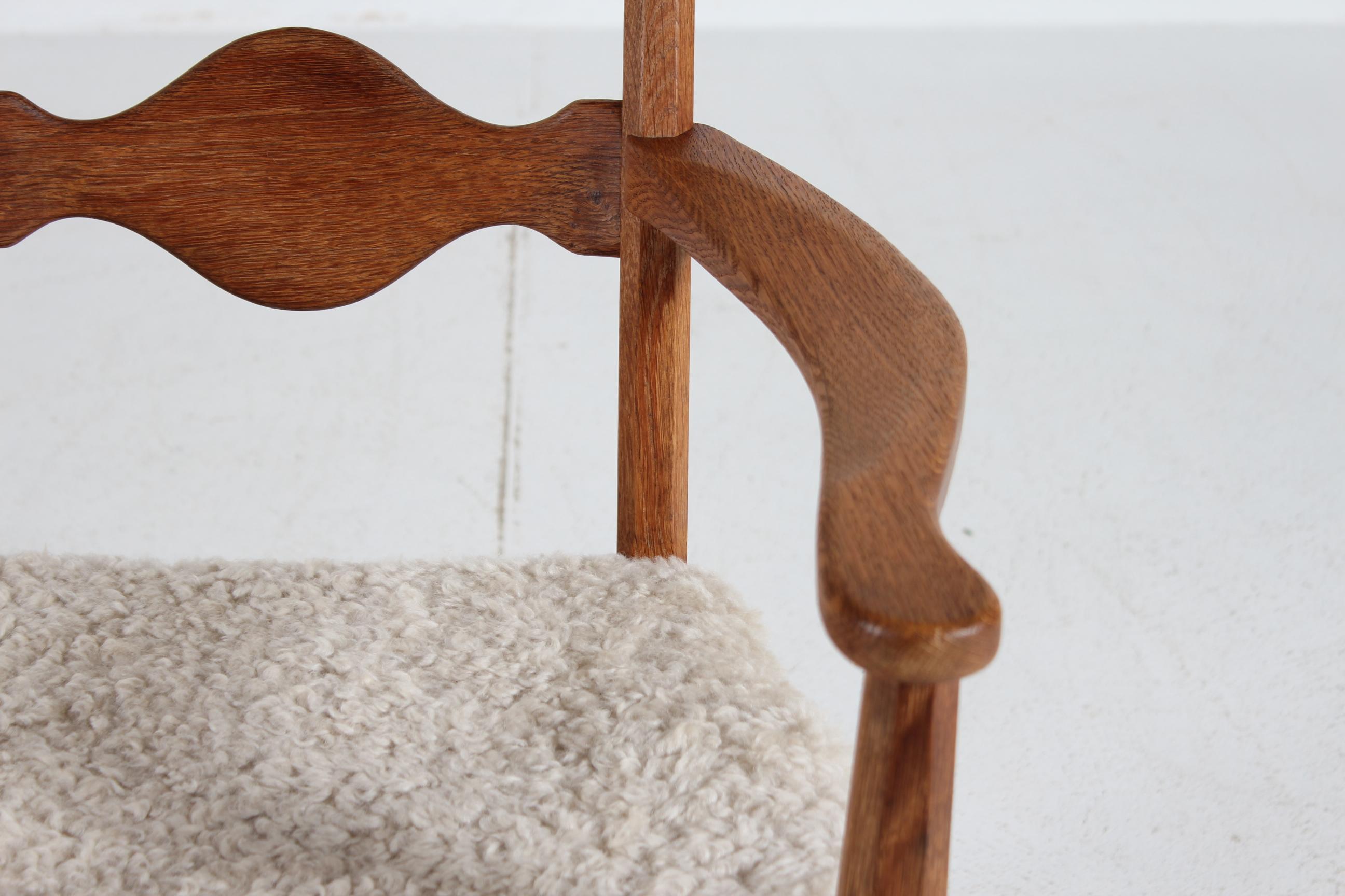Dänischer Henning Kjærnulf Skulpturaler Sessel, Eiche mit neuem Schafsfell 1970er im Zustand „Gut“ im Angebot in Silkeborg, Silkeborg