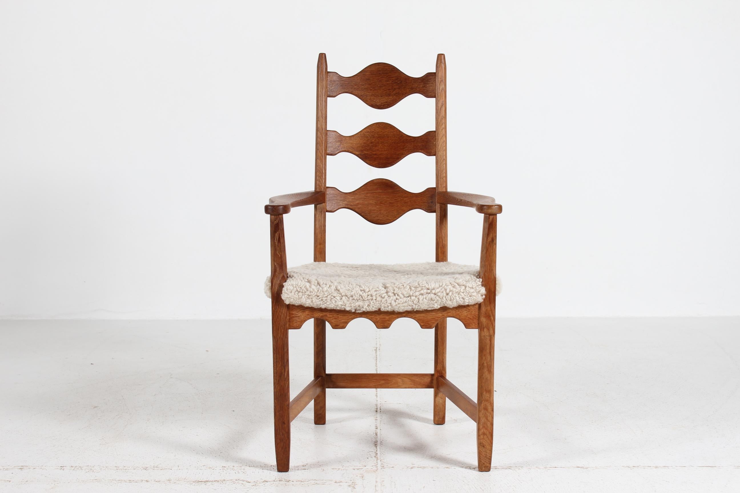 Dänischer Henning Kjærnulf Skulpturaler Sessel, Eiche mit neuem Schafsfell 1970er (Mitte des 20. Jahrhunderts) im Angebot